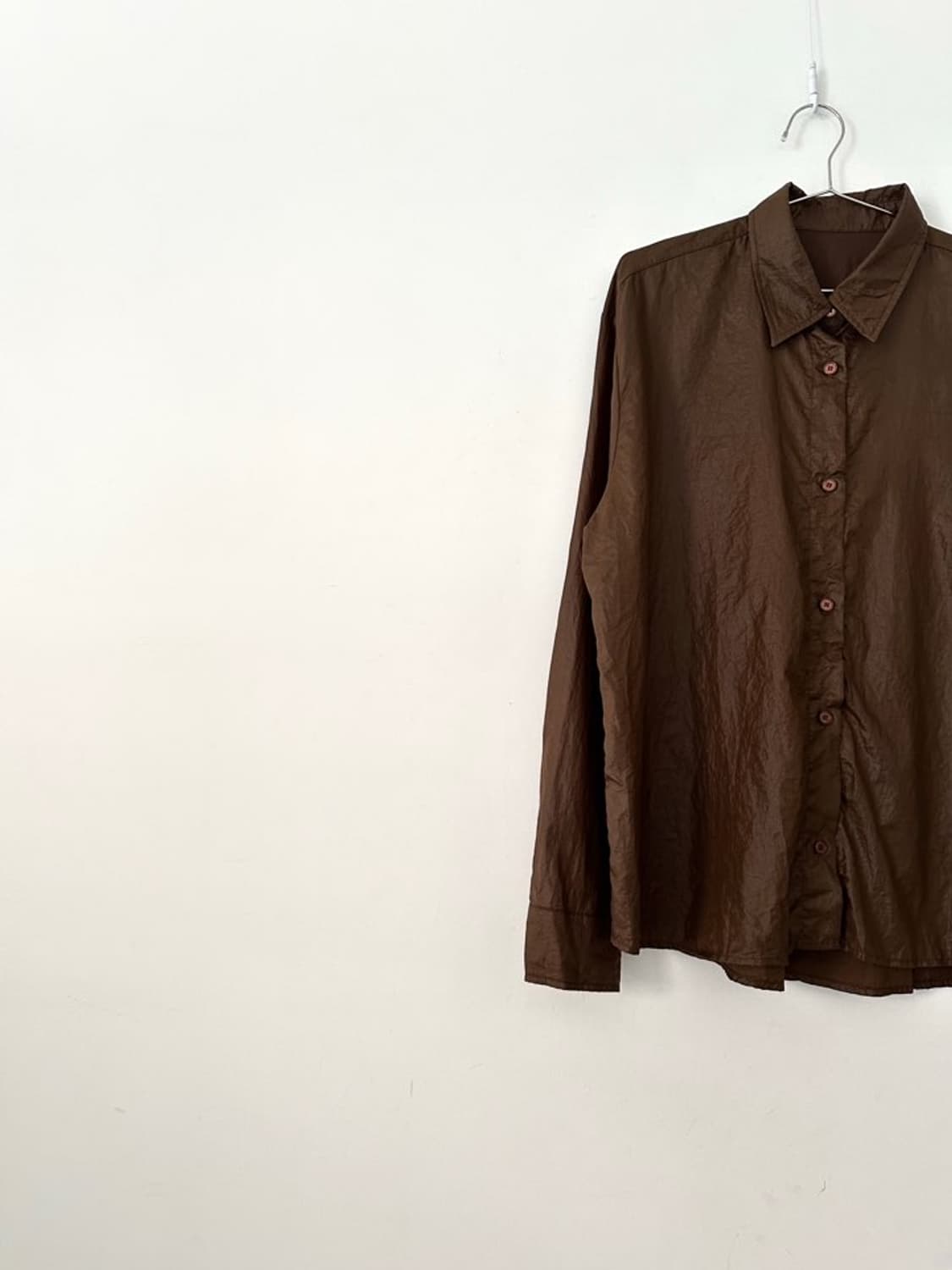 Crispy glossy shirt / brown 상품이미지2