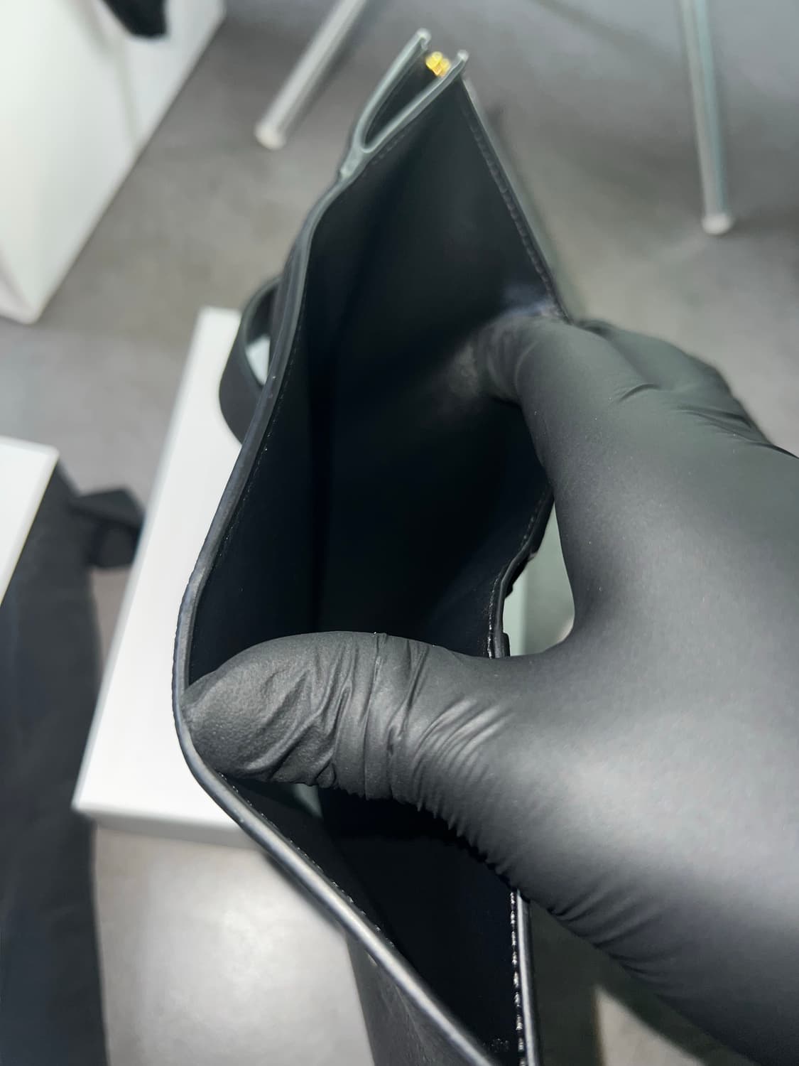 셀린느 파인 스트랩 반지갑 블랙 상품이미지4