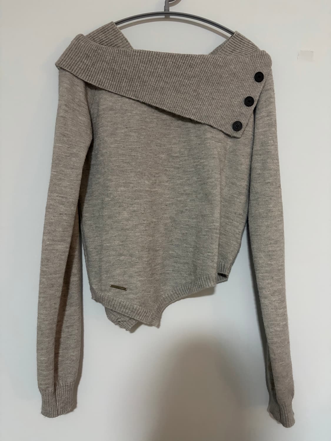 미세키서울 오블리크 라인 버튼 니트 라이트그레이 상품이미지3