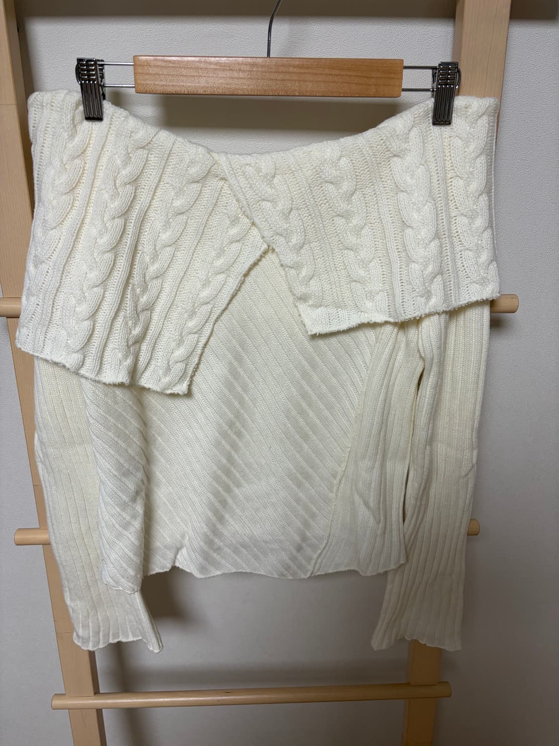 폴리수엠 청키 오프숄더 니트 아이보리 상품이미지2