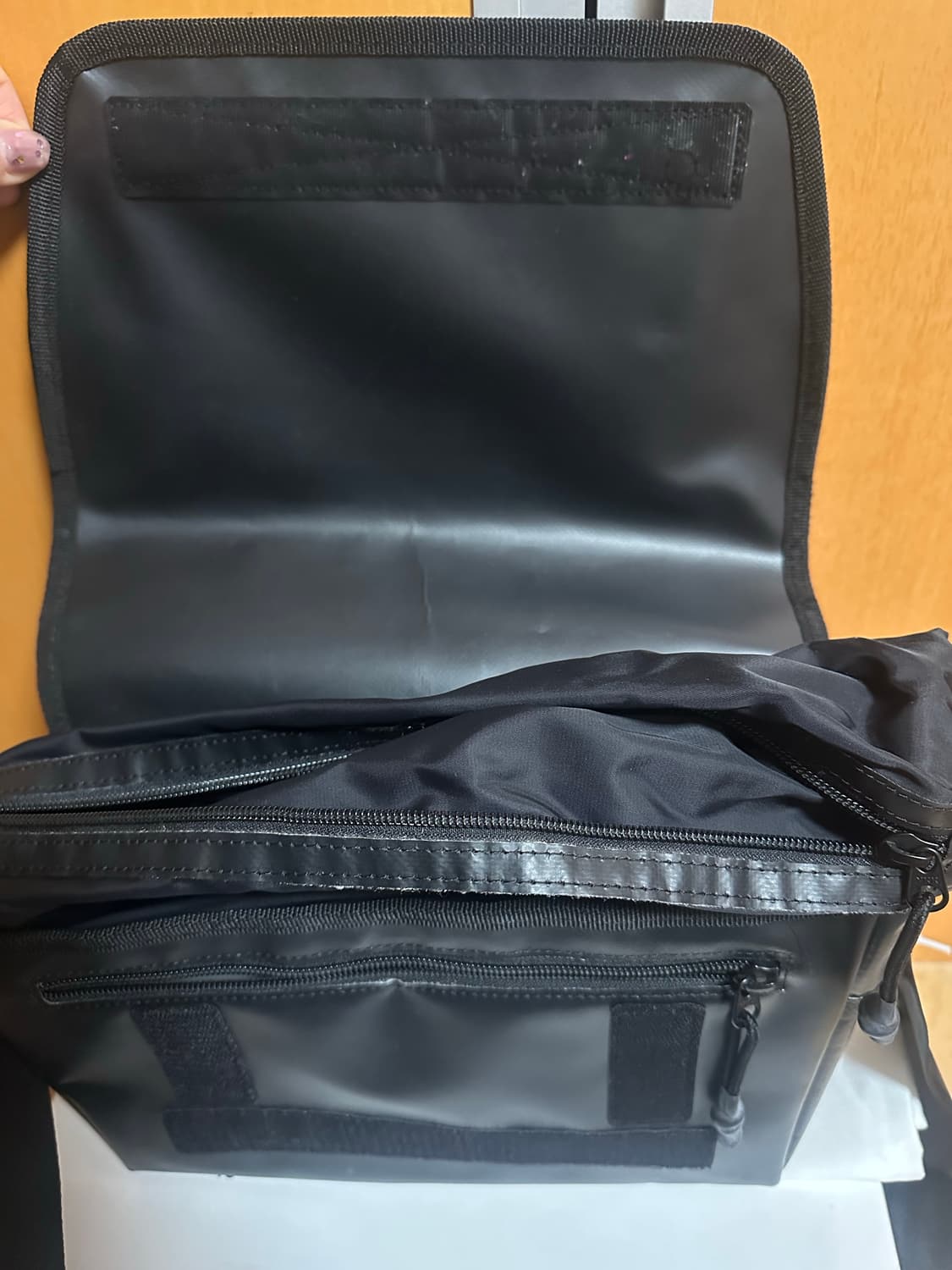 아더에러 트레이스 애드모어 크로스바디백 블랙 가방 상품이미지4