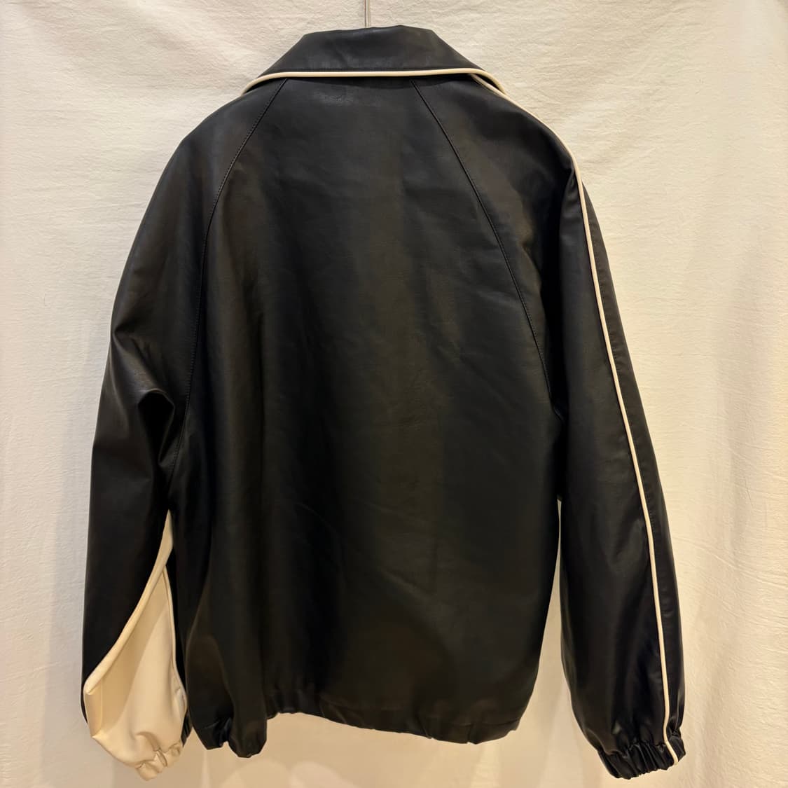 라퍼지스토어 블랙 배색 비건레더 자켓 상품이미지5