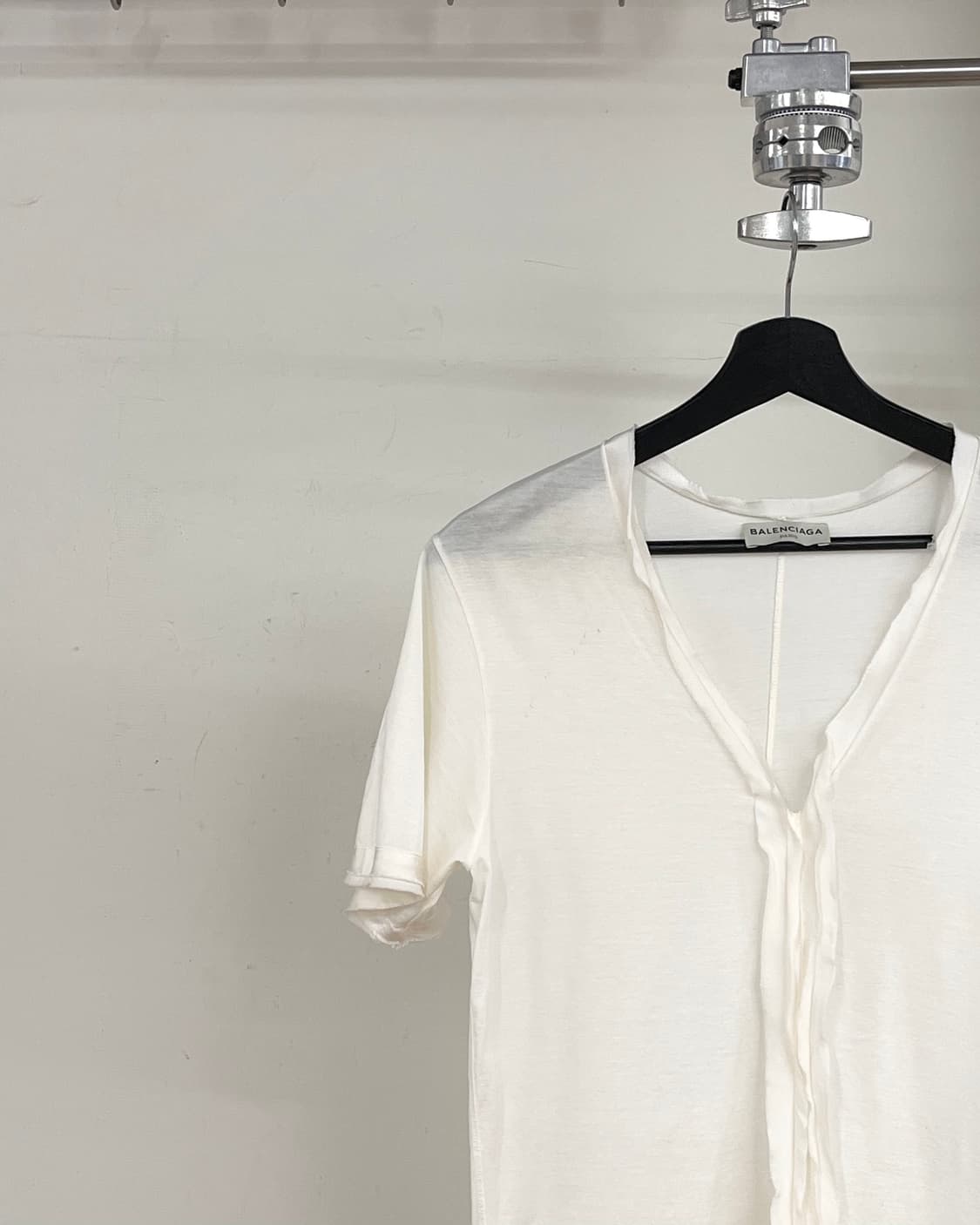 발렌시아가 화이트 러프 엣지 브이넥 하프티 상품이미지3