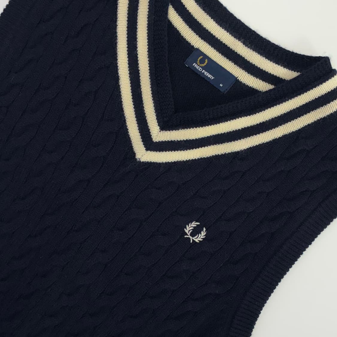 FredPerry  프레드페리 자수 네이비 베스트 니트 상품이미지3