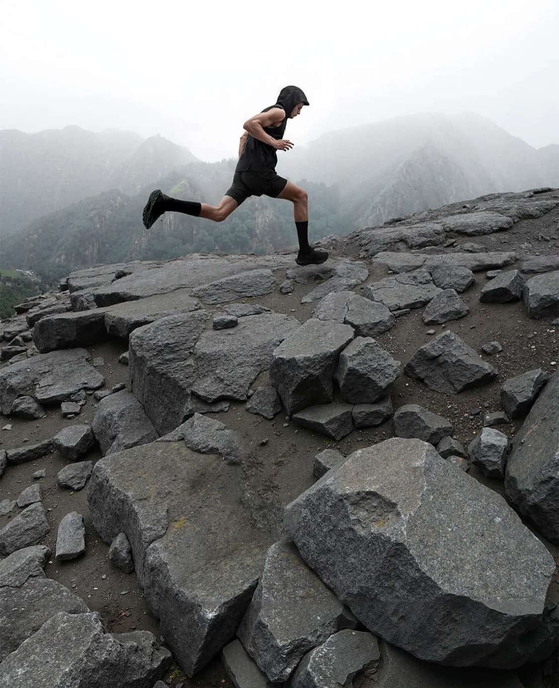 엘리엇 에밀 푸마 콜라보 트레일 러닝복 크롭탑 운동복 슬리브리스 트레이닝 상품이미지9