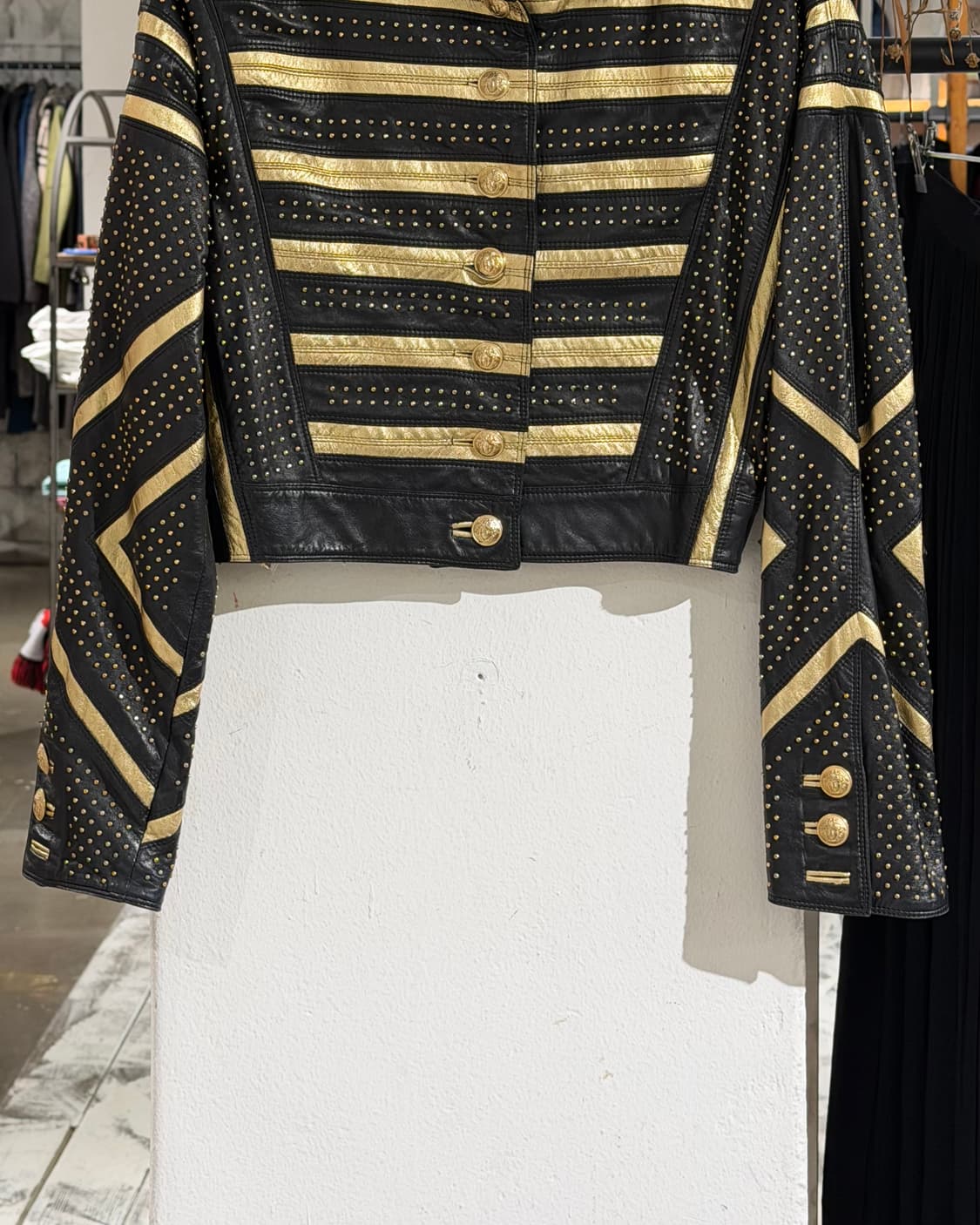 지아니 베르사체 블랙 SS92 스터드 장식 골드 메탈릭 크롭 자켓 상품이미지5