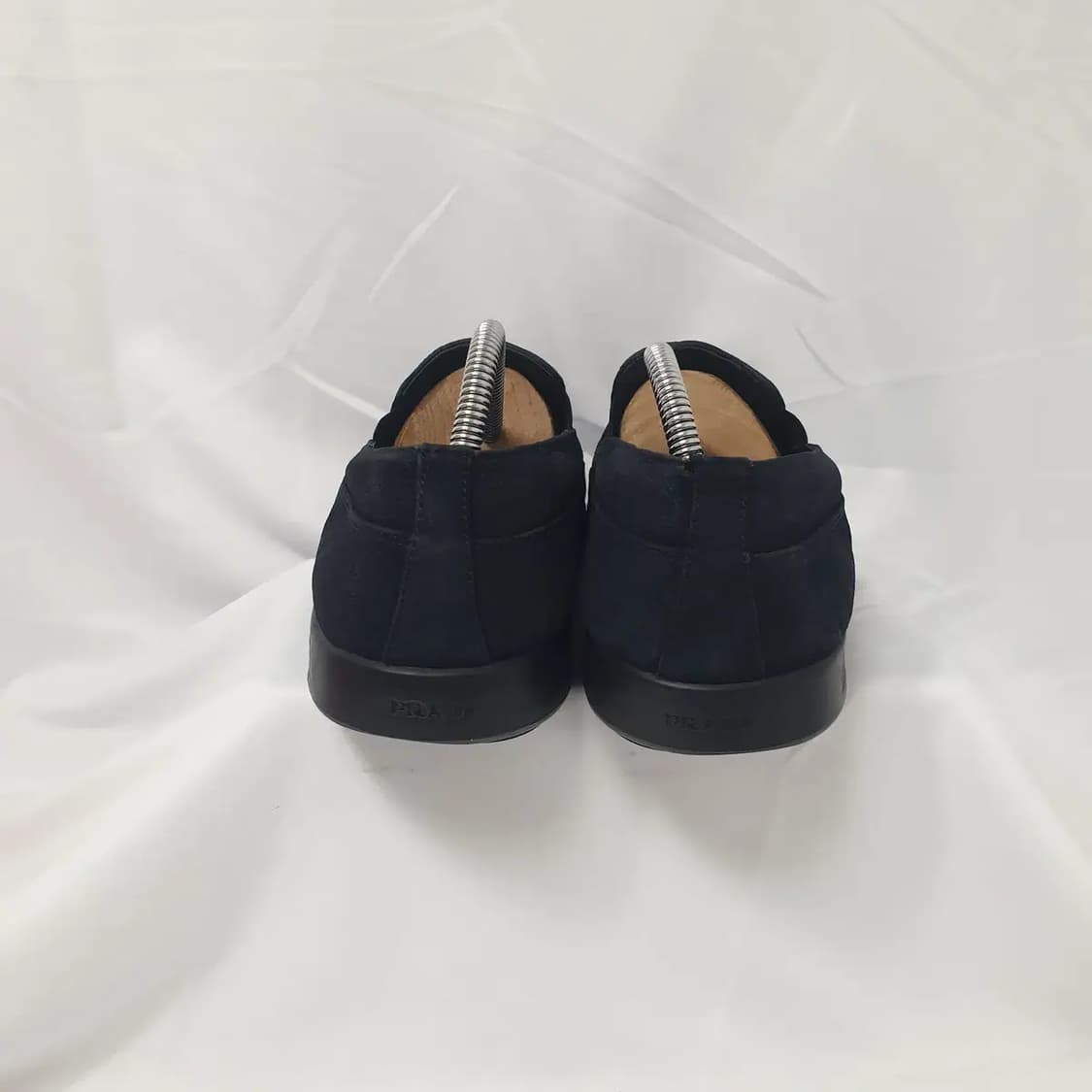 8/270 프라다 스웨이드 슬립온 상품이미지3