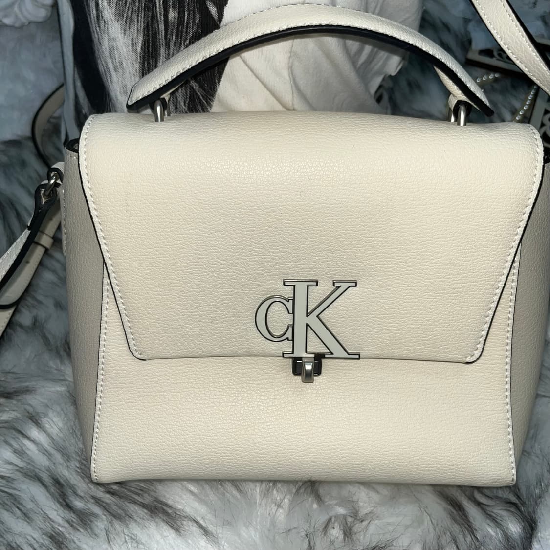 캘빈클라인 화이트 크로스백 상품이미지2
