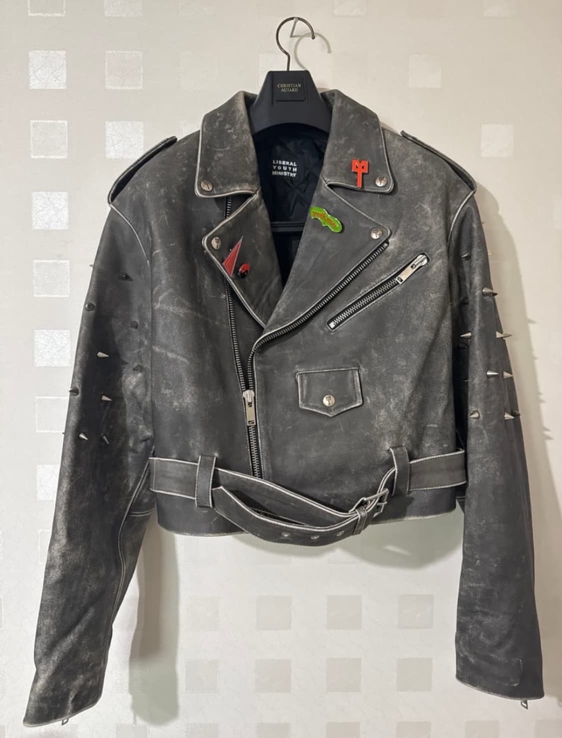 베일리가 입은 LIBERAL YOUTH MINISTRY 스터드양가죽자켓 상품이미지3