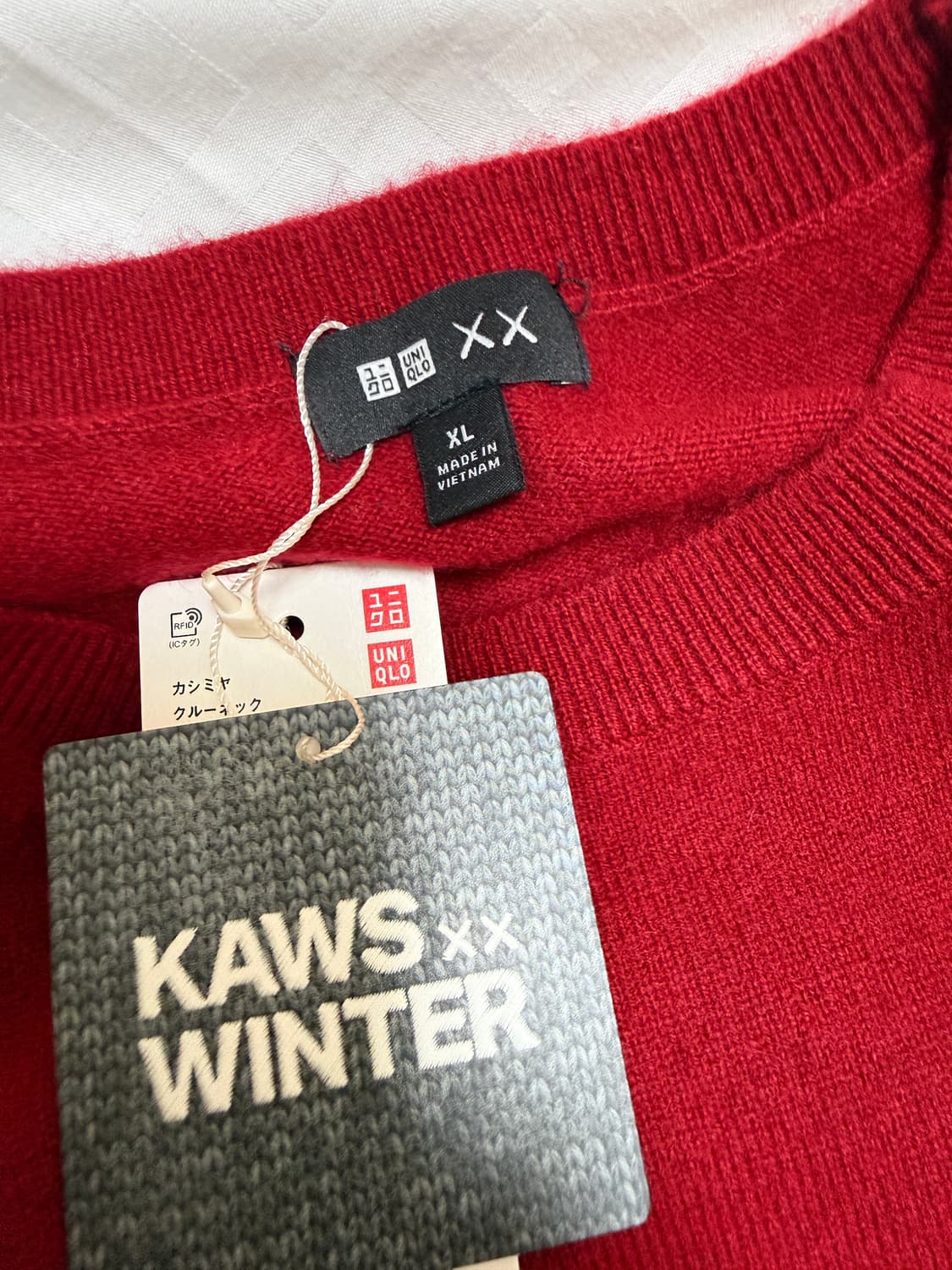 유니클로 KAWS 캐시미어니트 레드(새상품) 상품이미지2