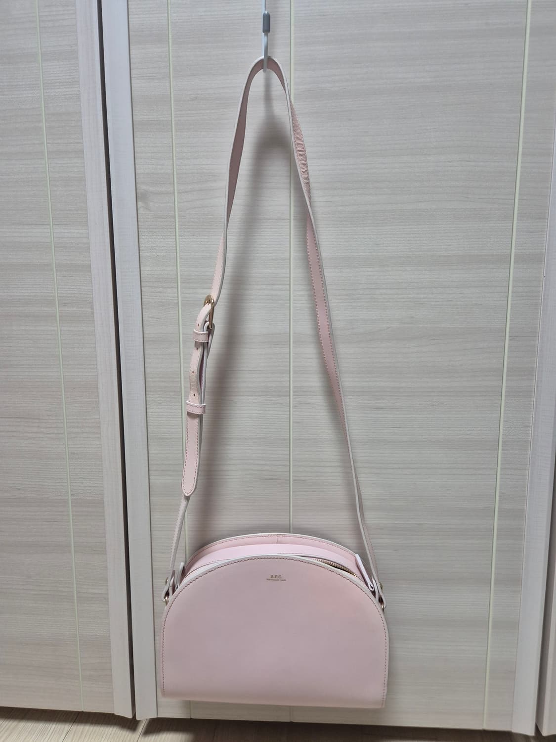 (정품) 아페쎄 A.P.C 하프문 크로스백 우유핑크 상품이미지3