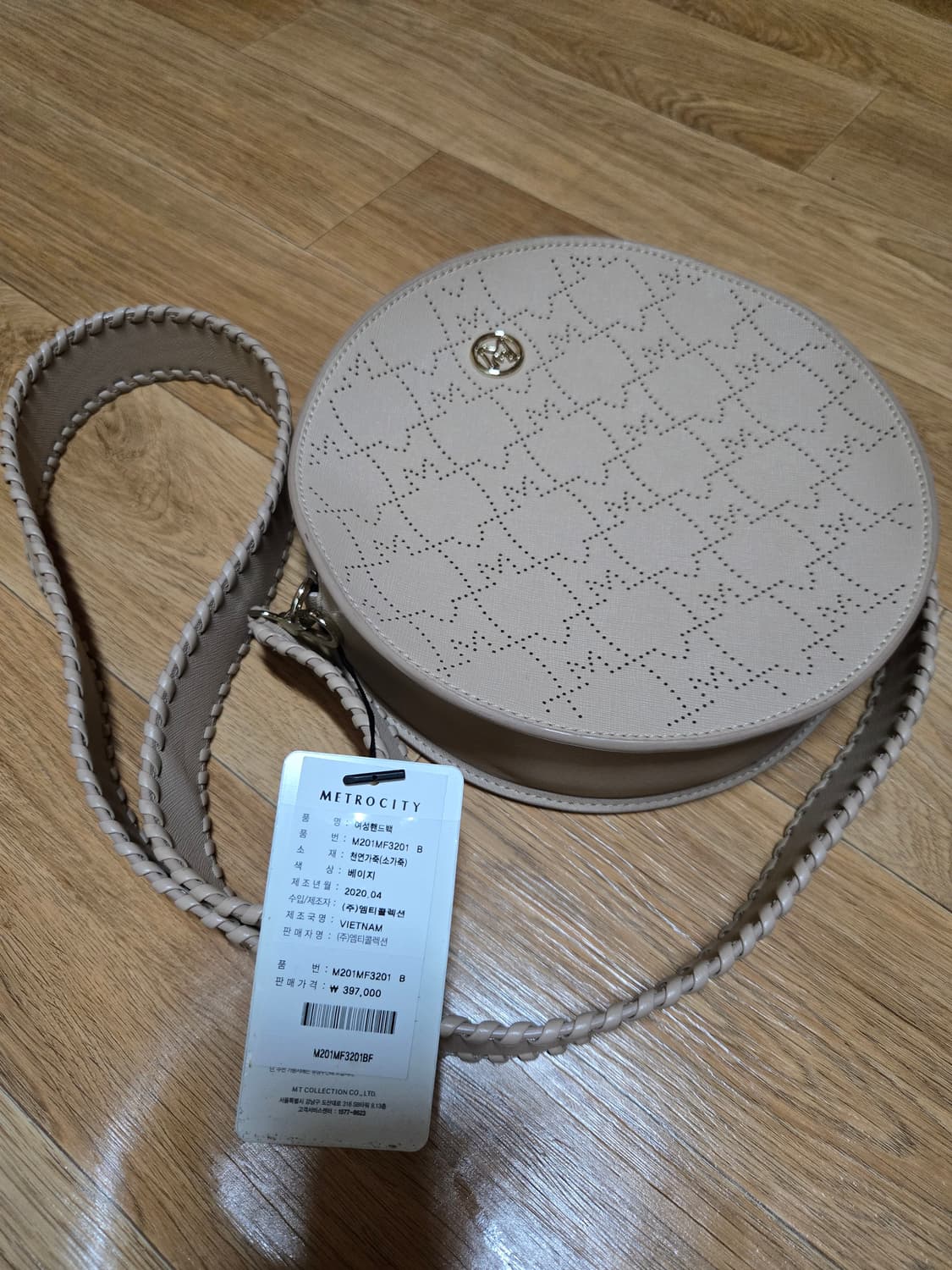 메트로시티 베이지 탬버린 크로스백(택달린새상품) 상품이미지1