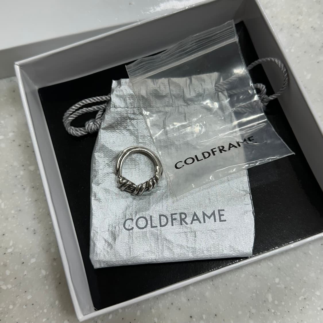 coldframe 콜드프레임 실버 꼬임 매듭 반지 상품이미지1