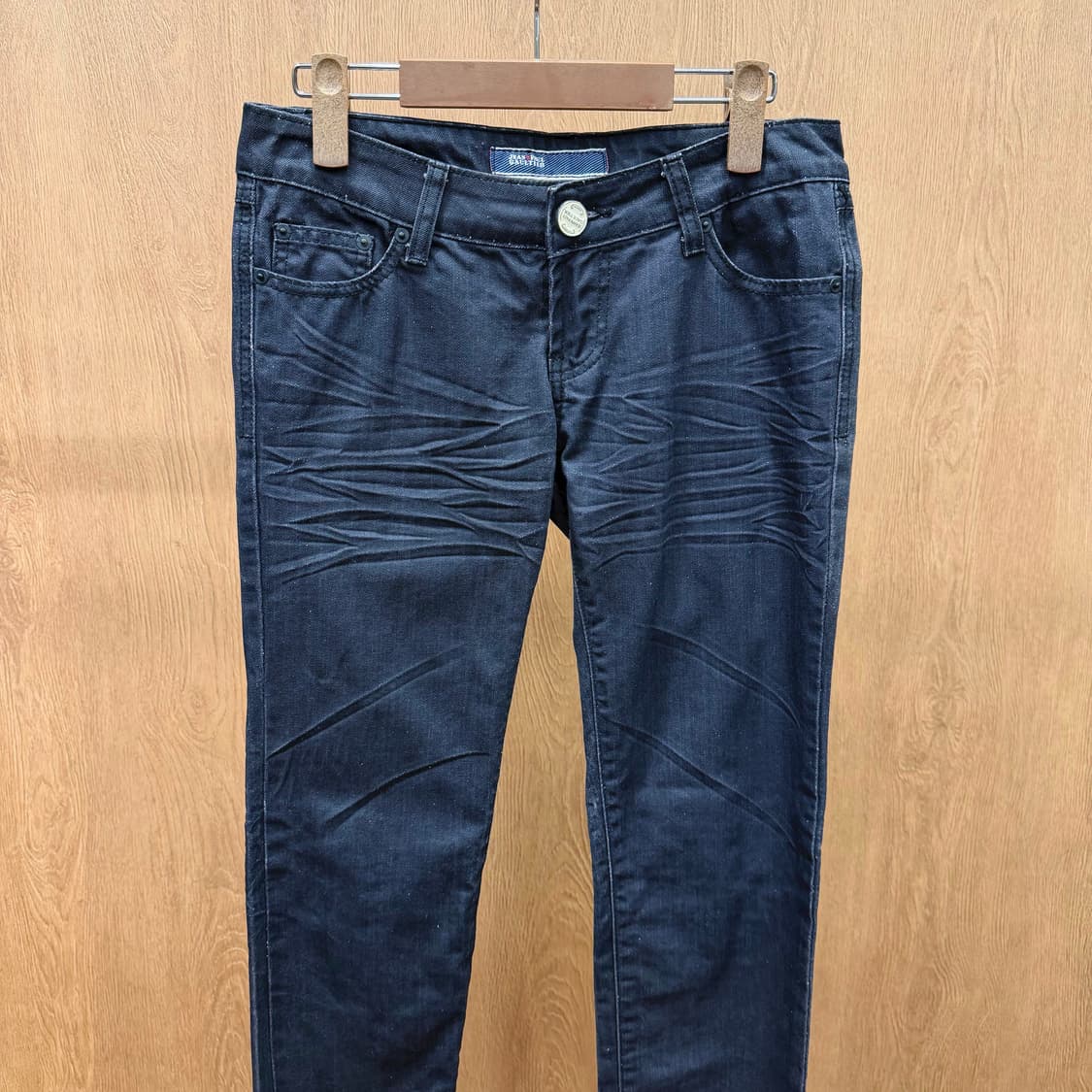 장폴고티에 데님 팬츠 백포켓 화이트 로고 패치 세미 워싱 디테일 흑청 상품이미지4