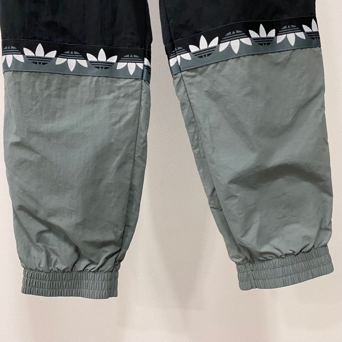 아디다스 신형 스플릿 트레포일 트랙팬츠 상품이미지4