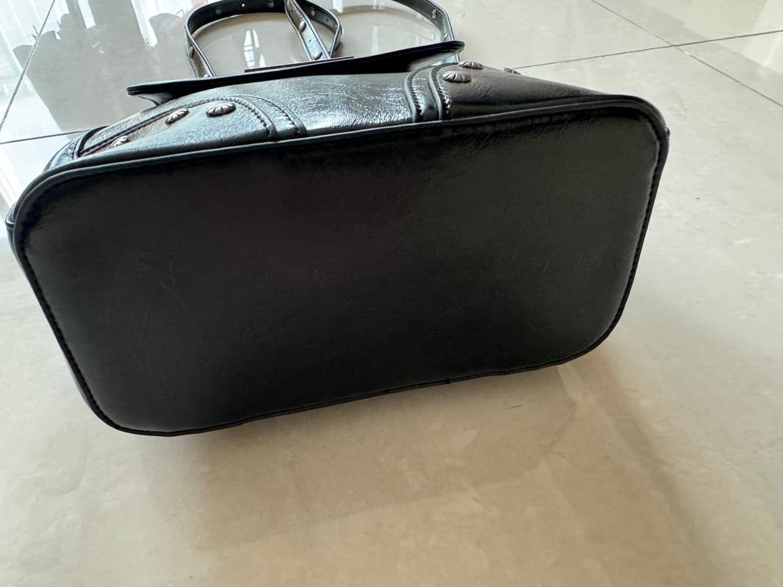 카키포인트 스터드 블랙 백팩 상품이미지5