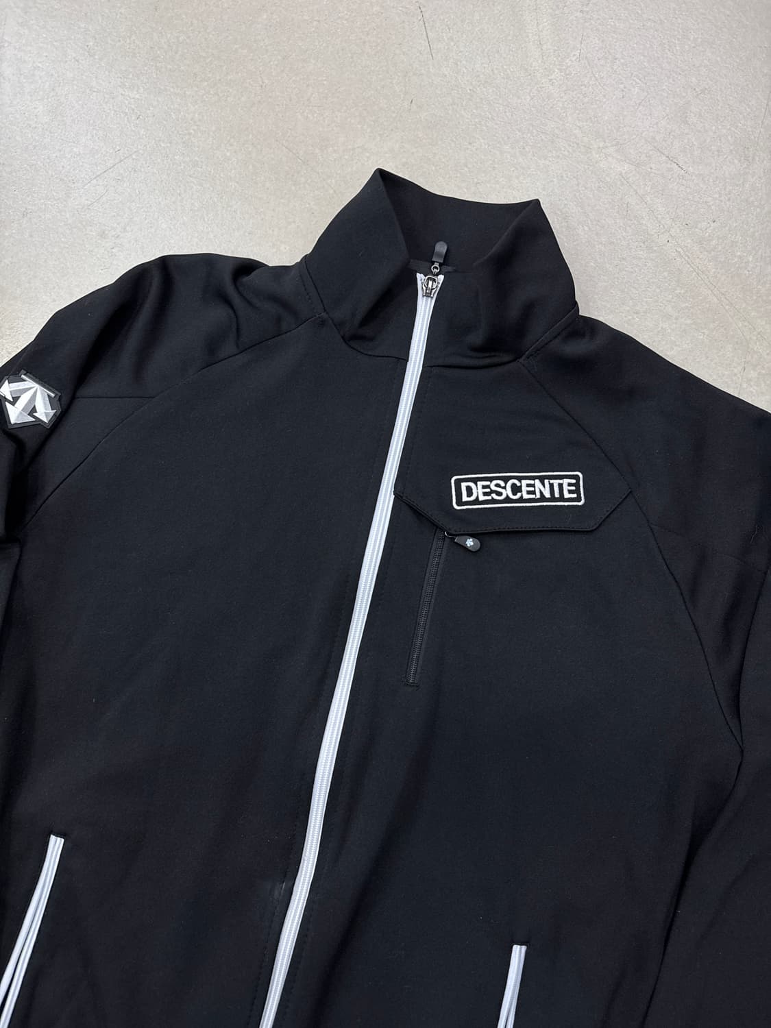 데상트 집업 블랙 XL 상품이미지2