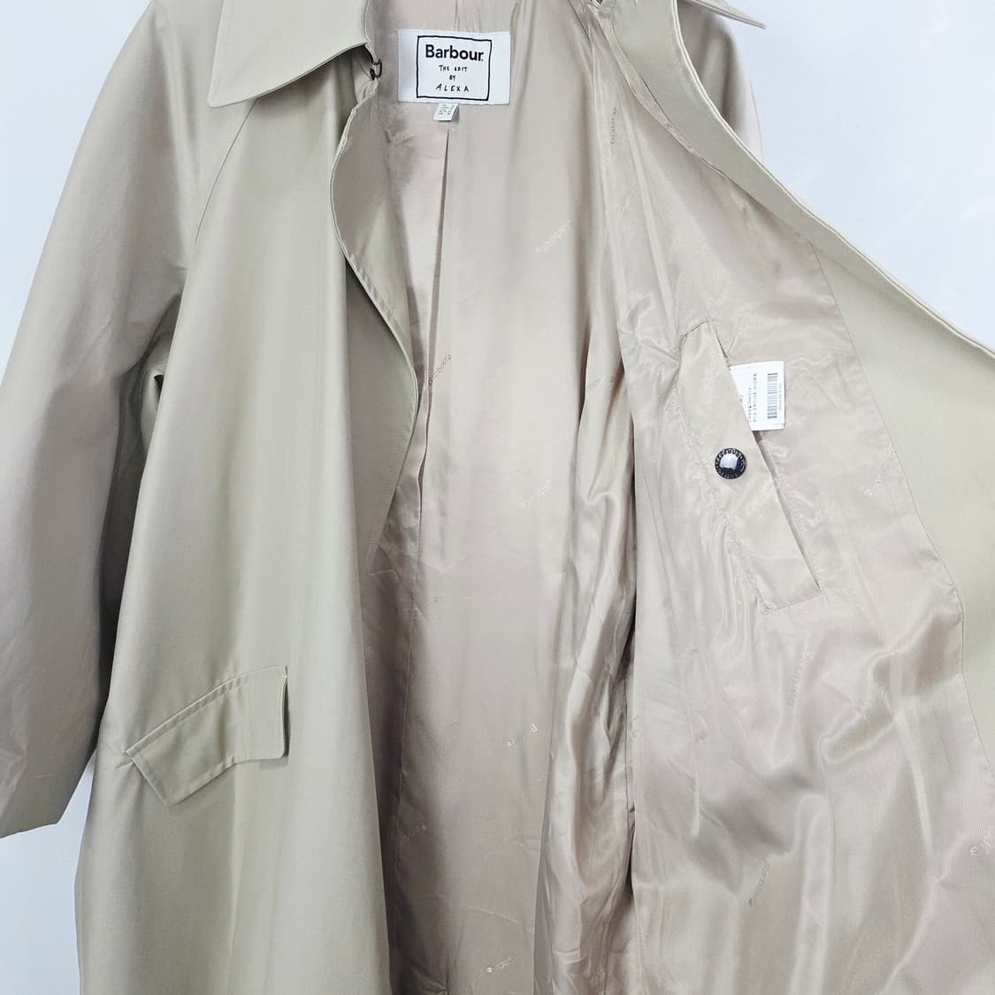 바버 X 알렉사청 25ss 여성 샤워프루프 트렌치 코트 샌드 베이지 08 상품이미지4