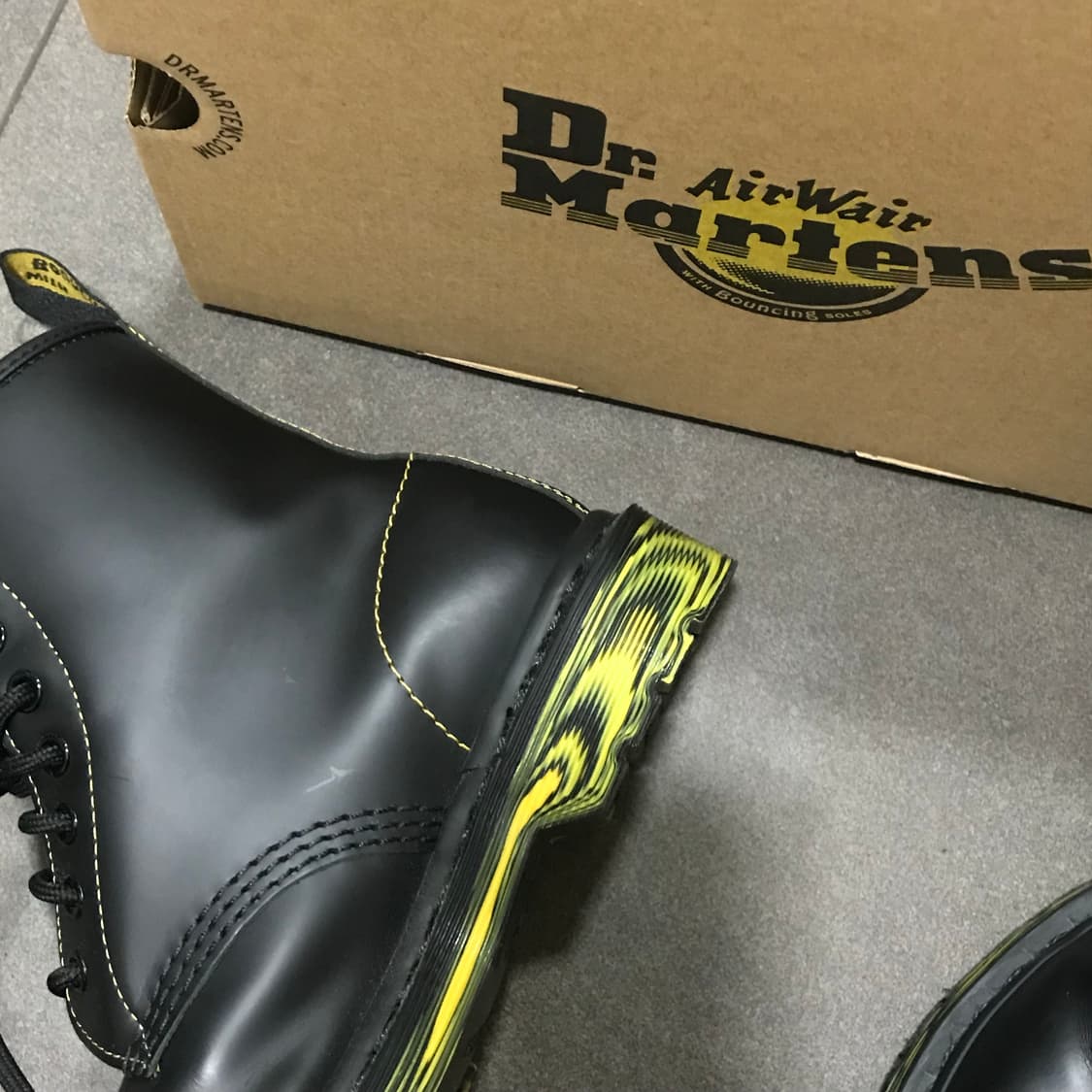 닥터마틴 1460 Smooth black (yellow) 상품이미지2