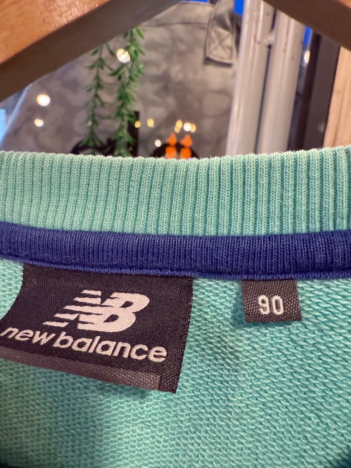 뉴발란스 민트 크롭 맨투맨  상품이미지2