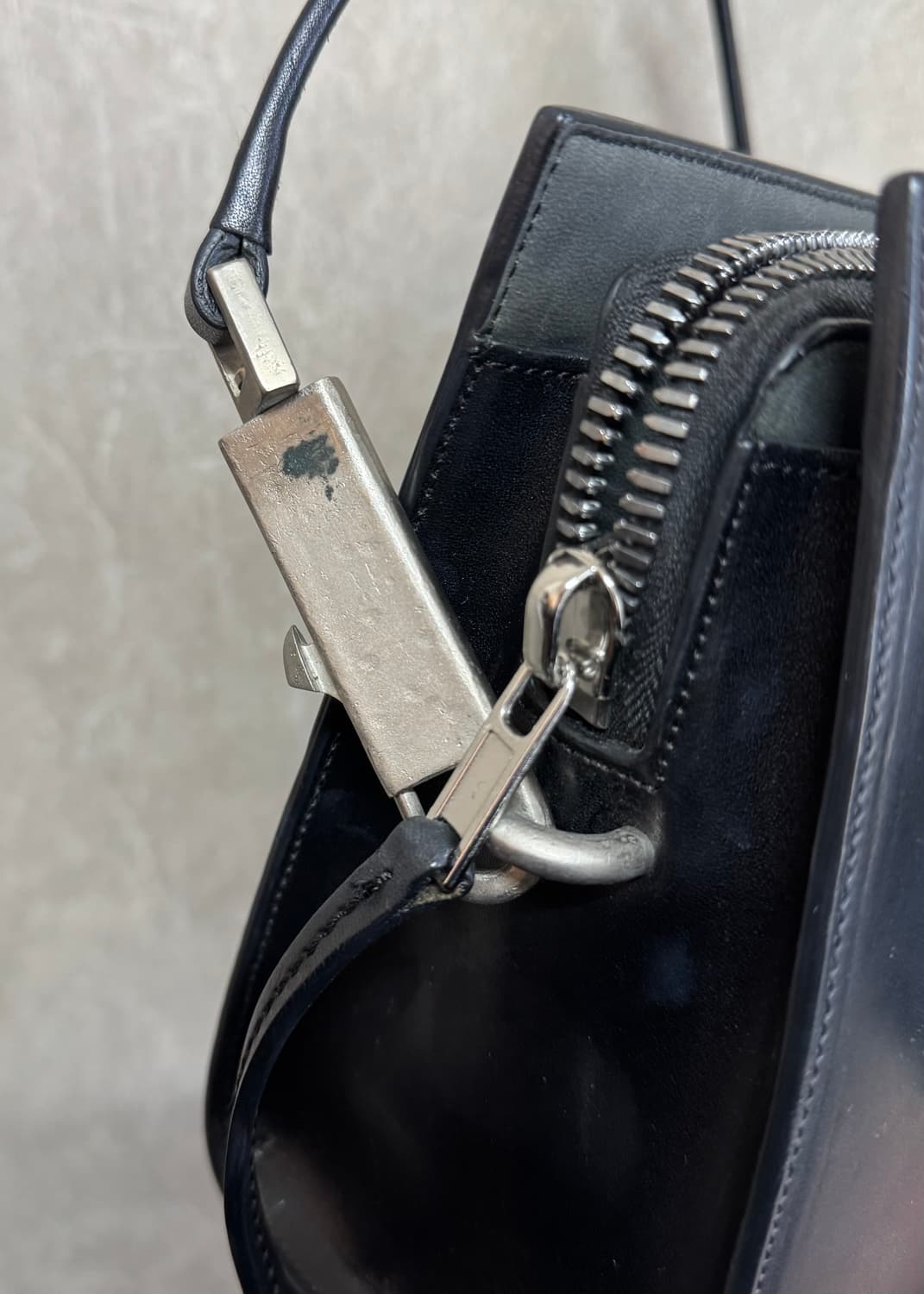 OS / Rick Owens 릭오웬스 블레이드 핸들 레더 백 상품이미지6