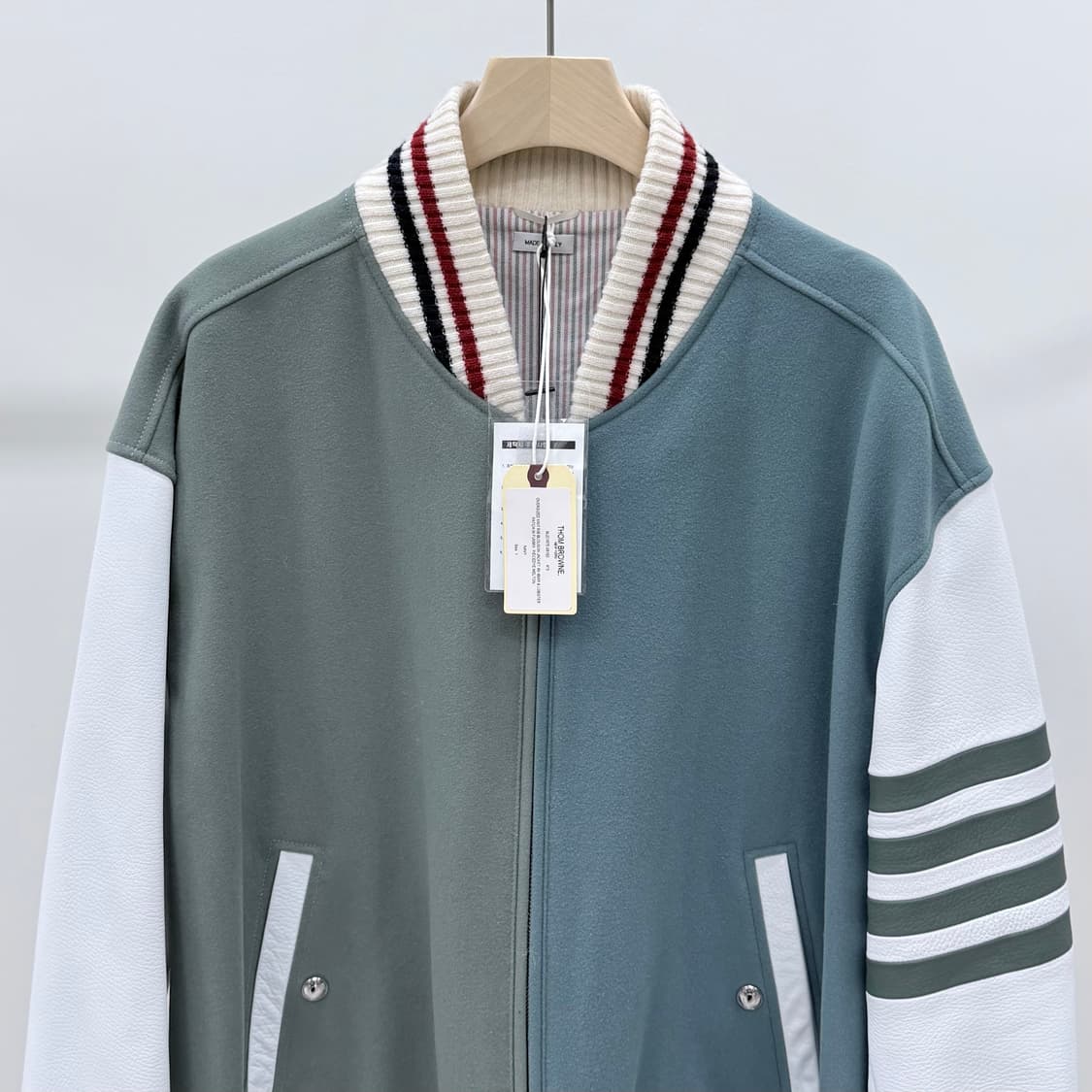 [A급/오버핏1] 톰브라운 사선완장 헥터 레더 바시티 블루종 봄버 자켓 상품이미지3