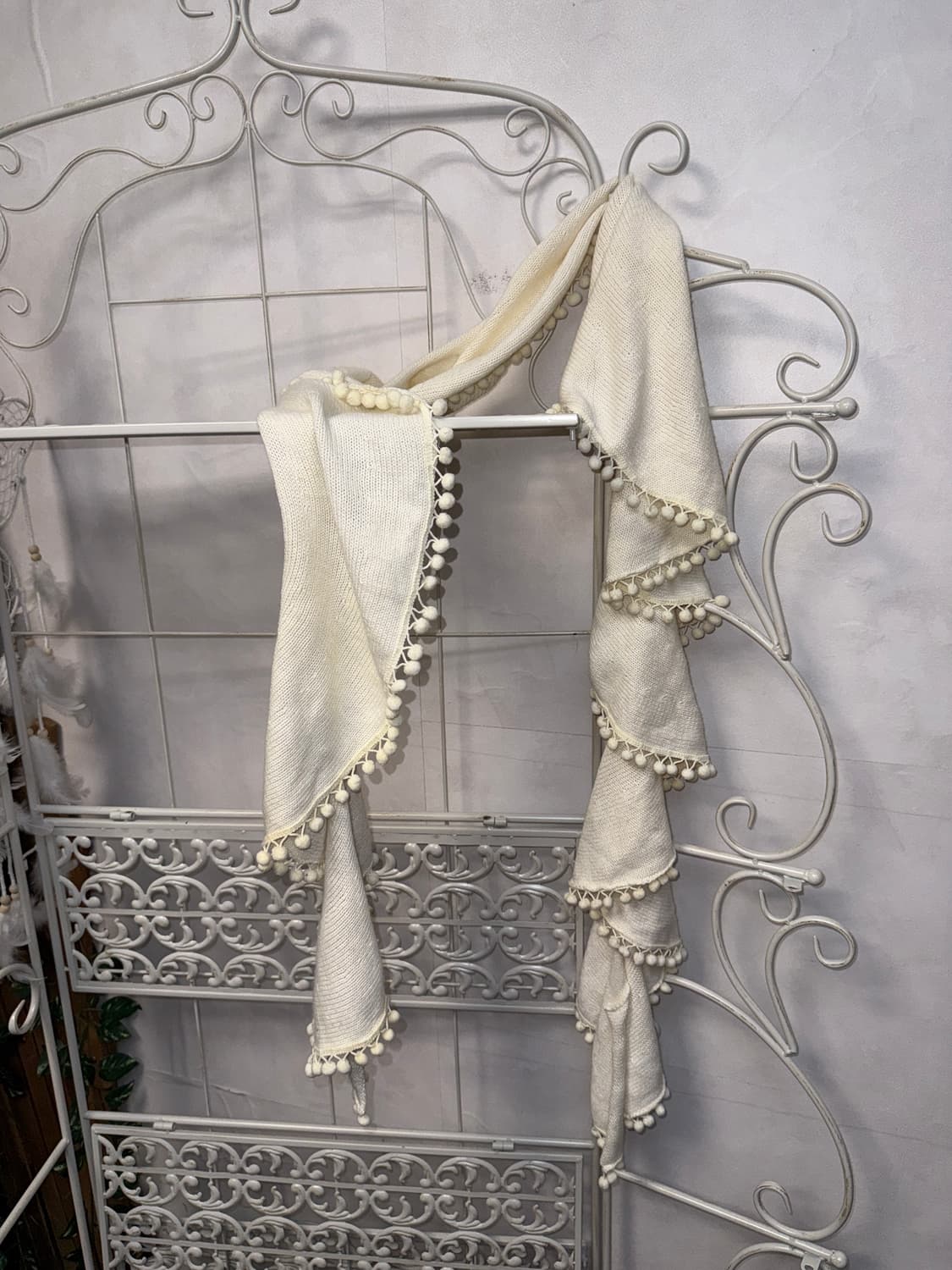 Ivory knit ball ruffle cape muffler 상품이미지1