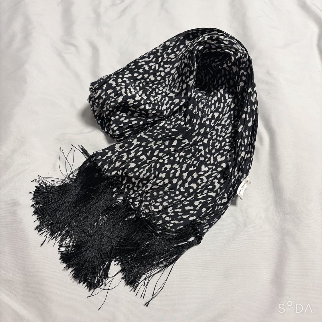 생로랑 블랙 프린트 태슬 스카프 상품이미지1