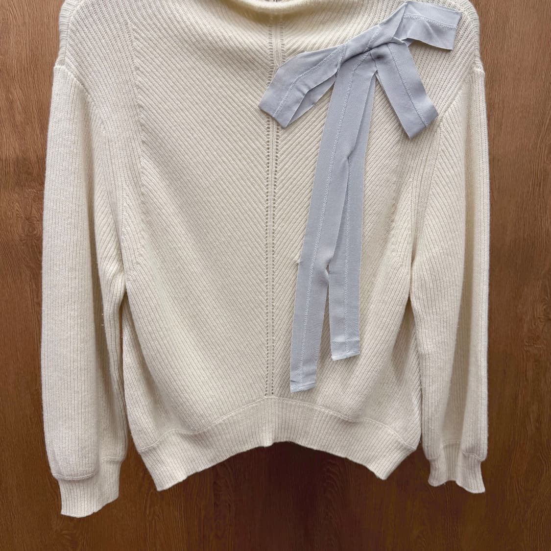 랑방 온 블루 하프넥 긴팔 울 니트 세로 립 블루 리본 디테일 아이보리 상품이미지5