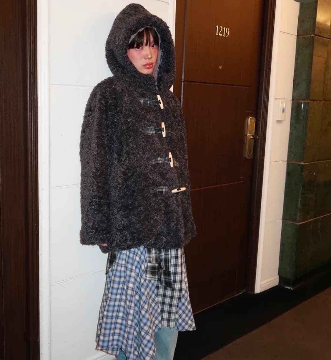 The museum visitor fur jacket 상품이미지1