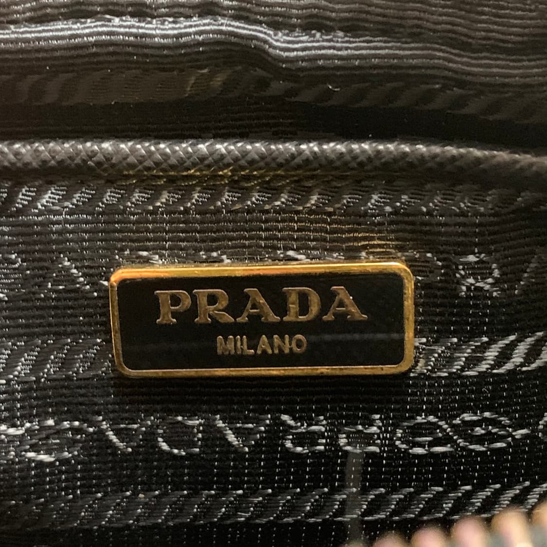 정품) 프라다 블랙 사피아노 미니 크로스백 금장 상품이미지7