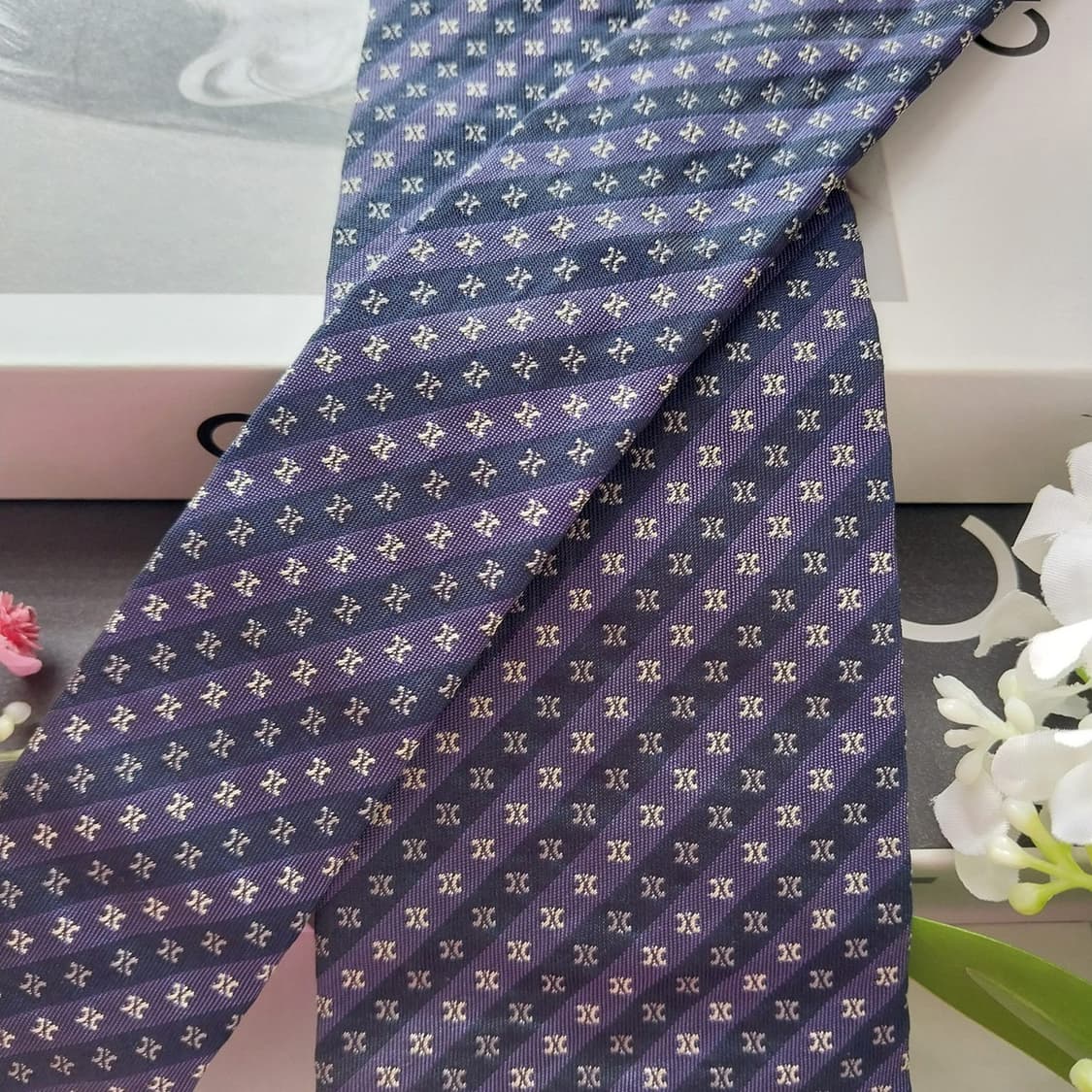 셀린느 실크 네이비 트리오페 패턴 넥타이 8.3cm A+등급 K2266
 상품이미지3