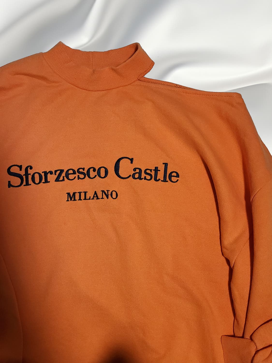 [희귀템] 쨍한 오렌지 레터링 어깨 트임 맨투맨 (유니크/포인트룩) 상품이미지2