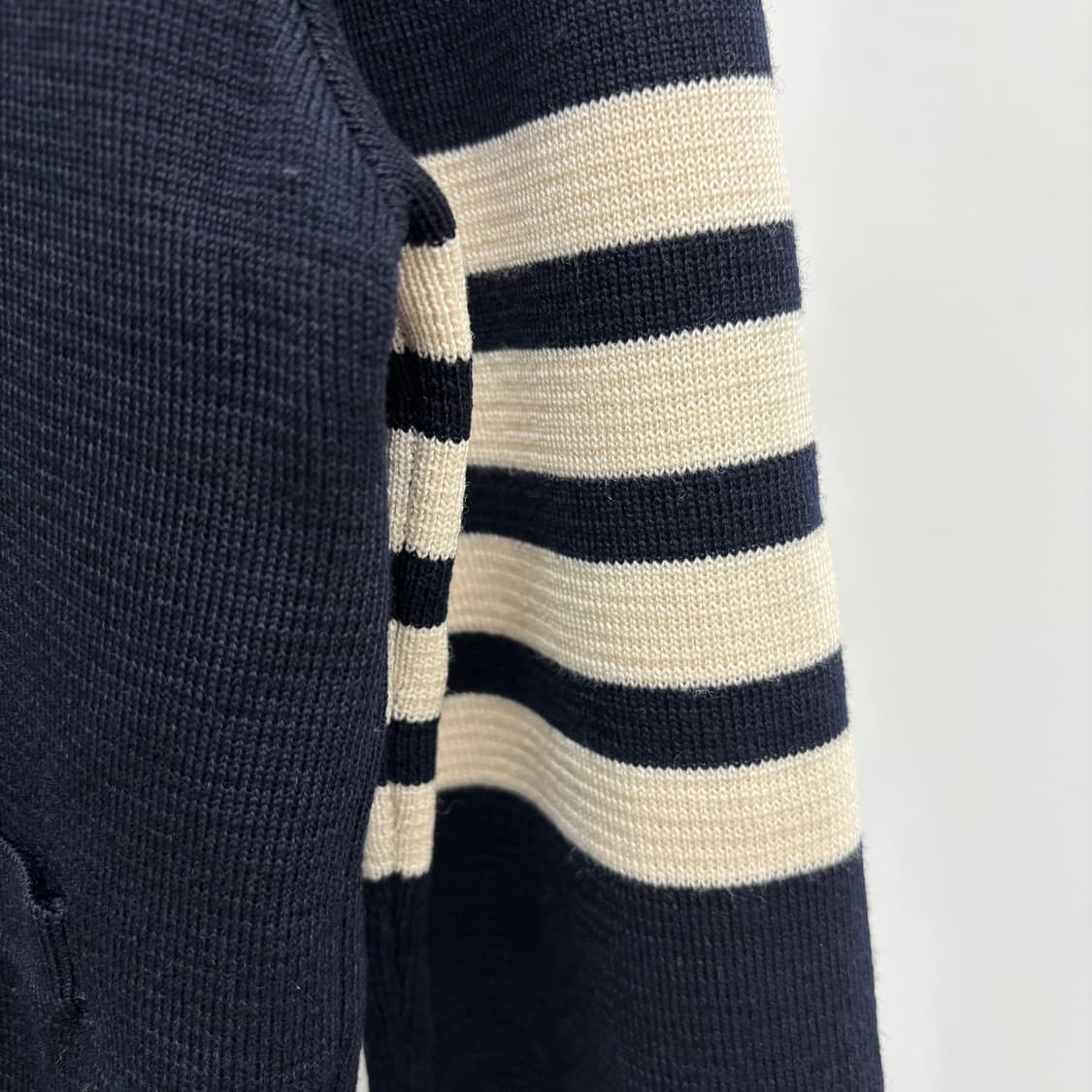 [42]톰브라운 사선완장 밀라노스티치 금장 가디건 상품이미지2