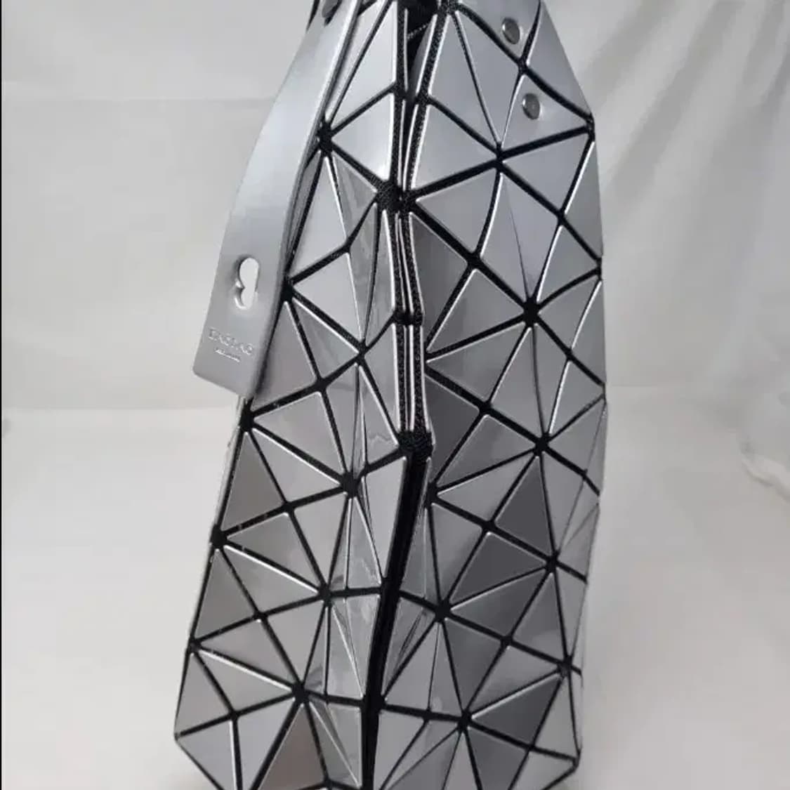 정품 바오바오 이세이미야케 루센트 실버 토트백 상품이미지3