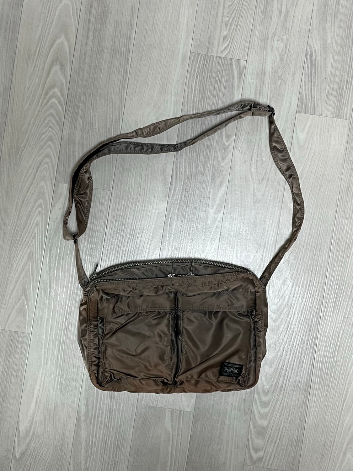 포터 탱커 숄더백 라지 실버 그레이 / 크로스백 상품이미지1