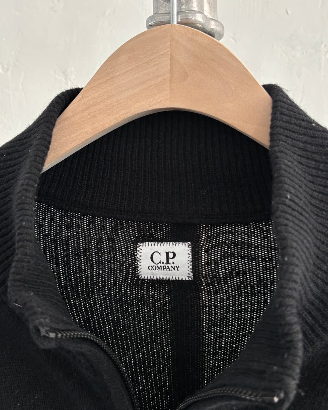 C.P. Company 씨피컴퍼니 블랙 컬러 렌즈 와펜 니트 풀오버  상품이미지4