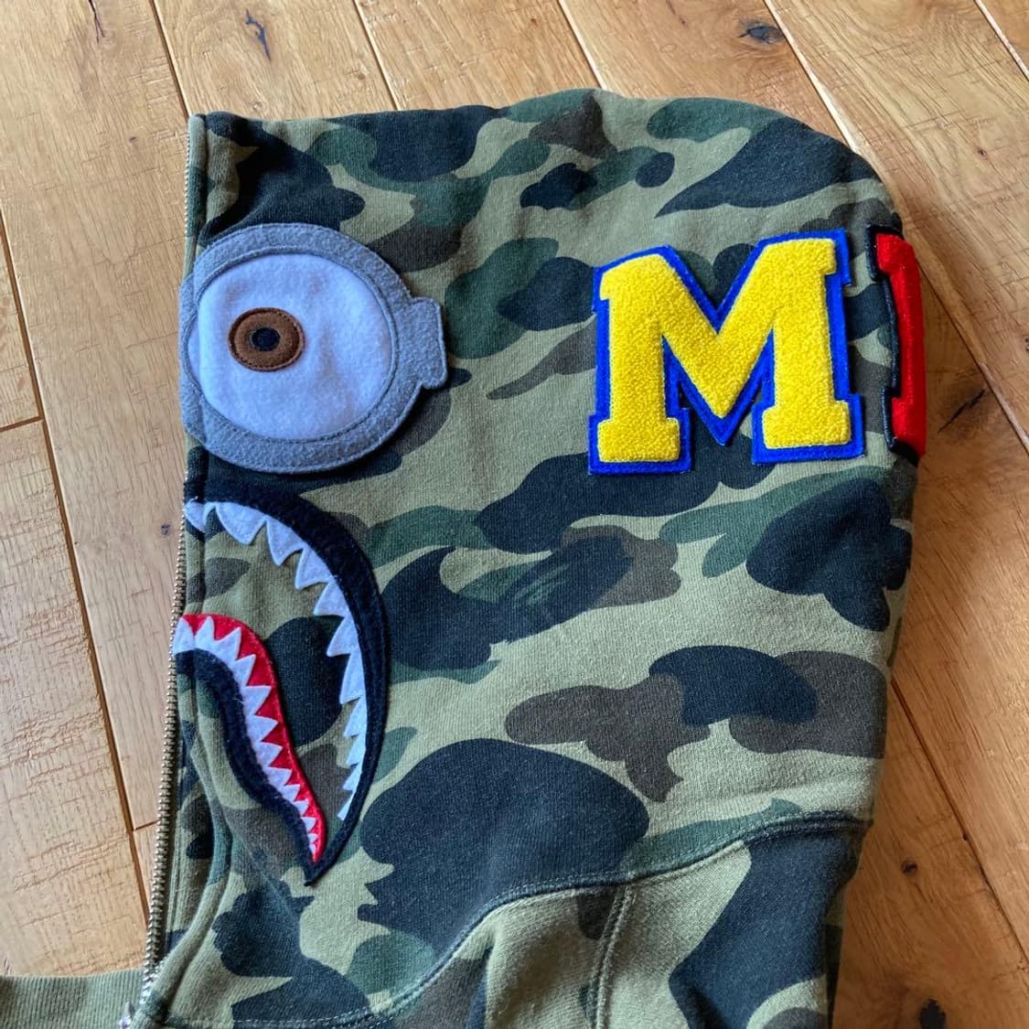 초레어 베이프 x 미니언즈 1st 카모 샤크 후드집업 녹계 상품이미지4