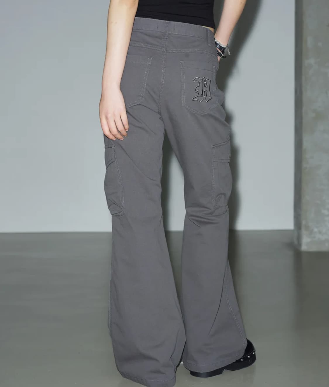 헬레네파리스 피그먼트 부츠컷 카고 팬츠 스모크 그레이 상품이미지1