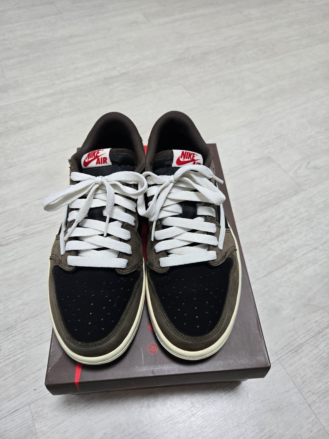 나이키 트레비스스캇 조던1로우 모카 OG 팝니다 255사이즈 상품이미지2