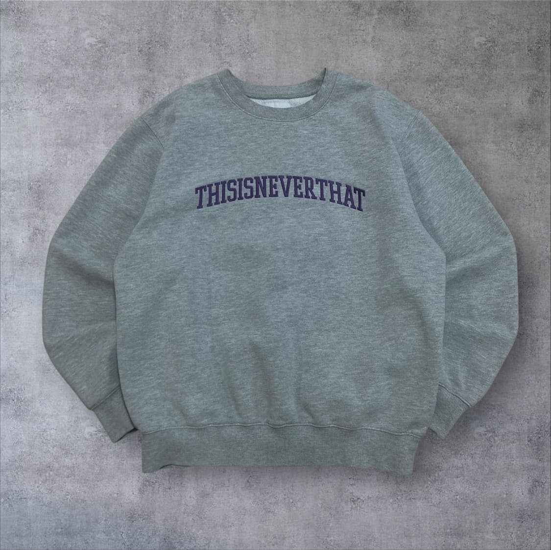 디스이즈네버댓 스펠아웃 로고 그레이 맨투맨 상품이미지1