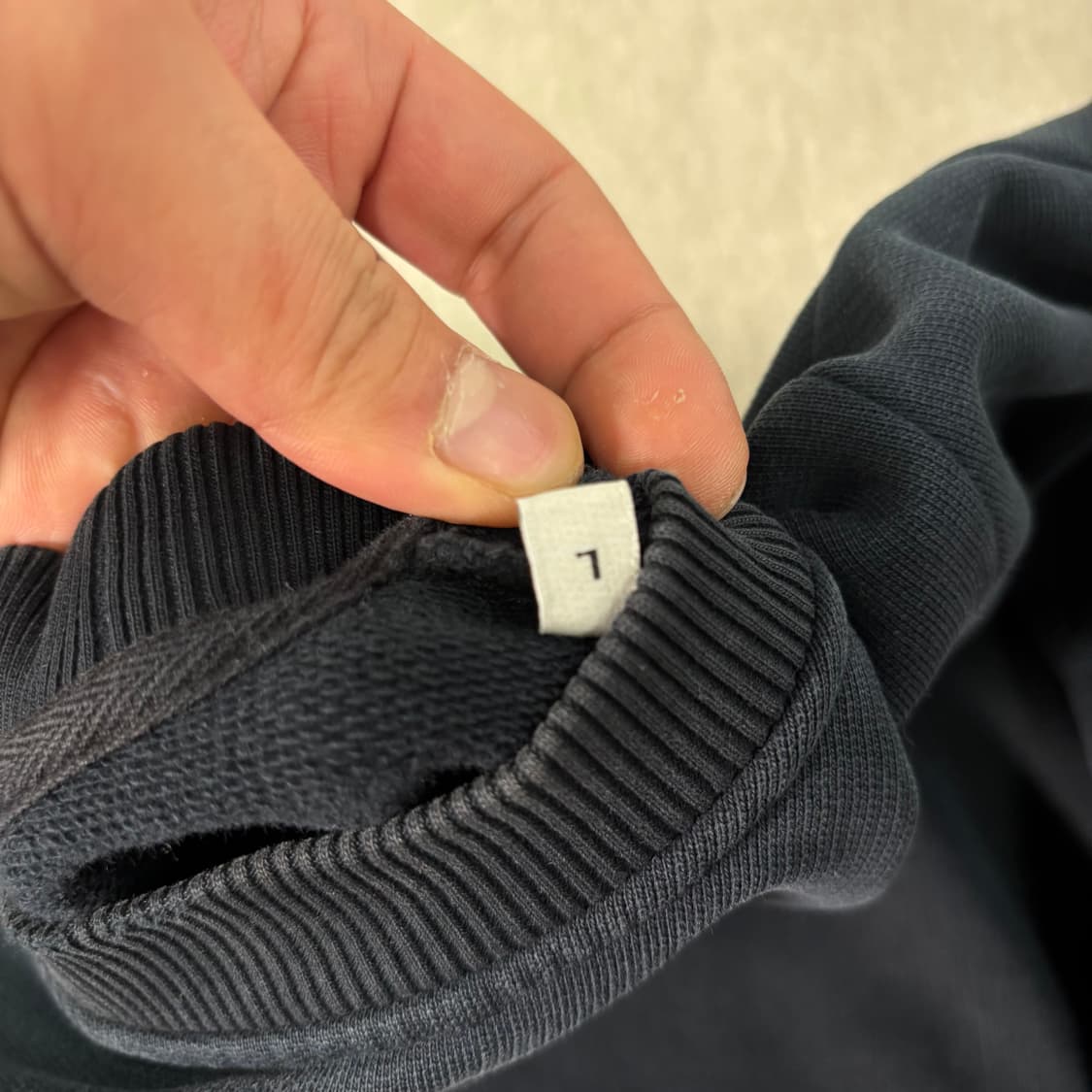 100 아미 스몰하트로고 챠콜 맨투맨  상품이미지3