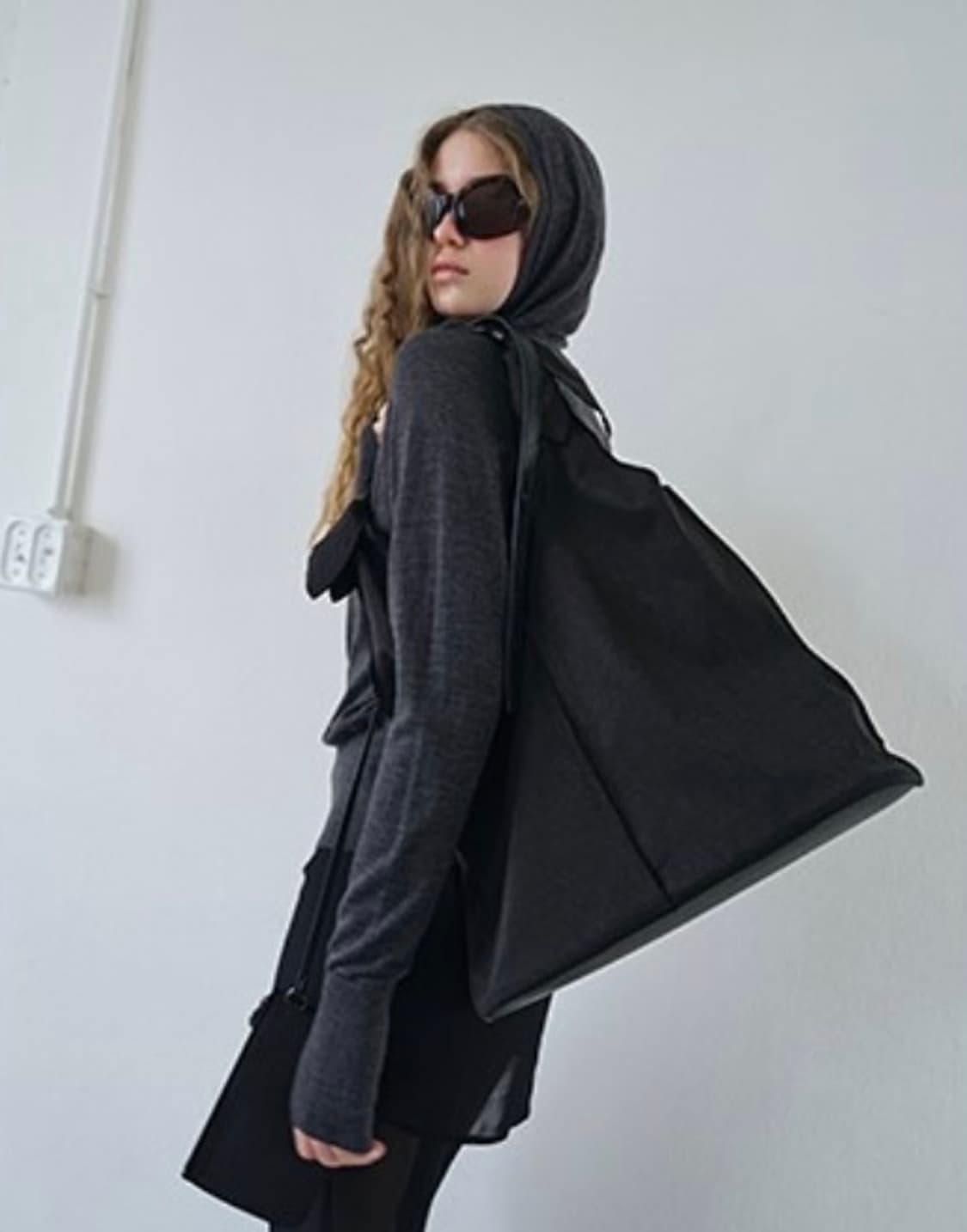 아카이브앱크x리본빛 플로우 백 블랙 상품이미지4