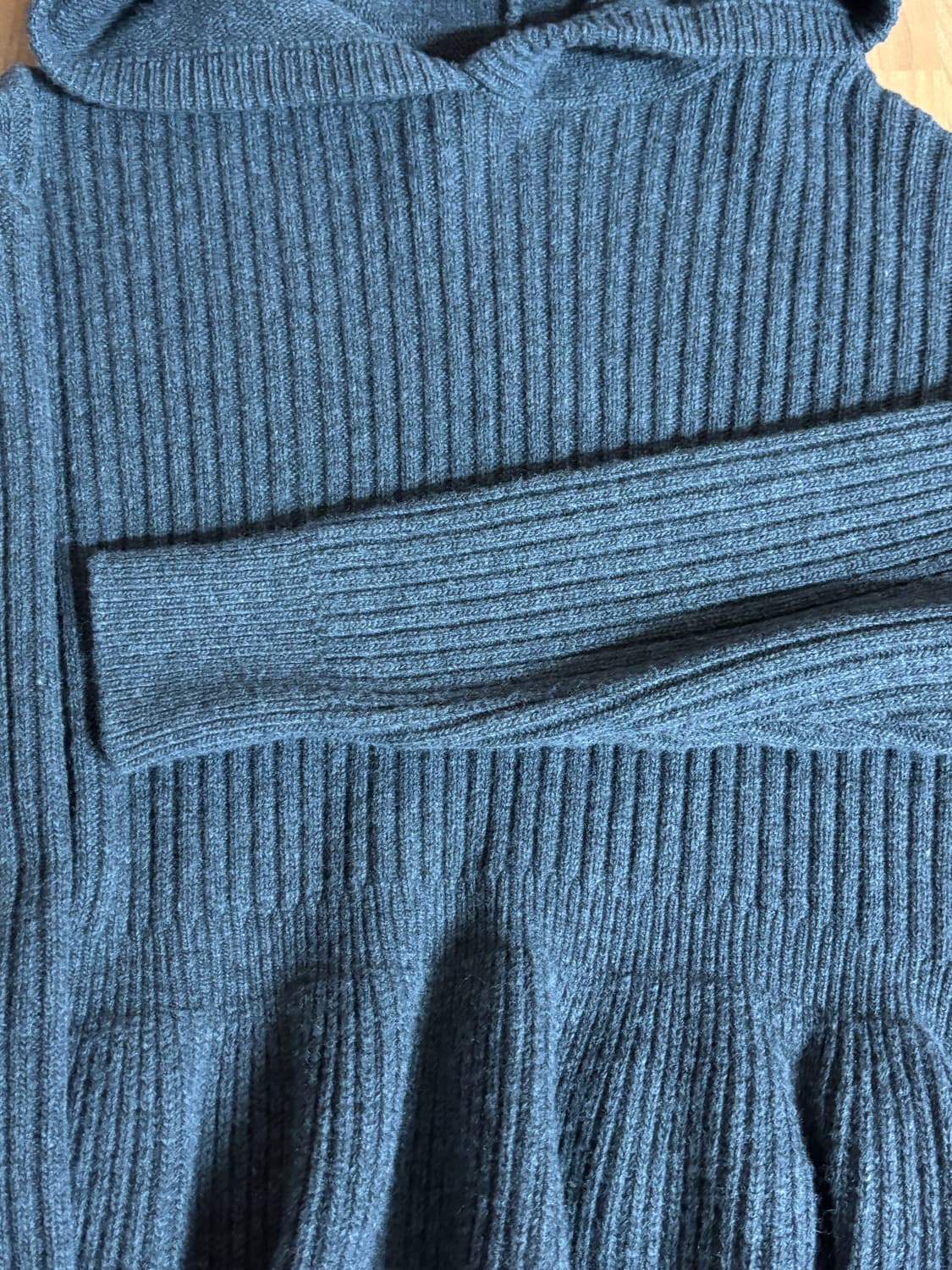 생긴스튜디오 flare waist wool hooded knit 상품이미지7