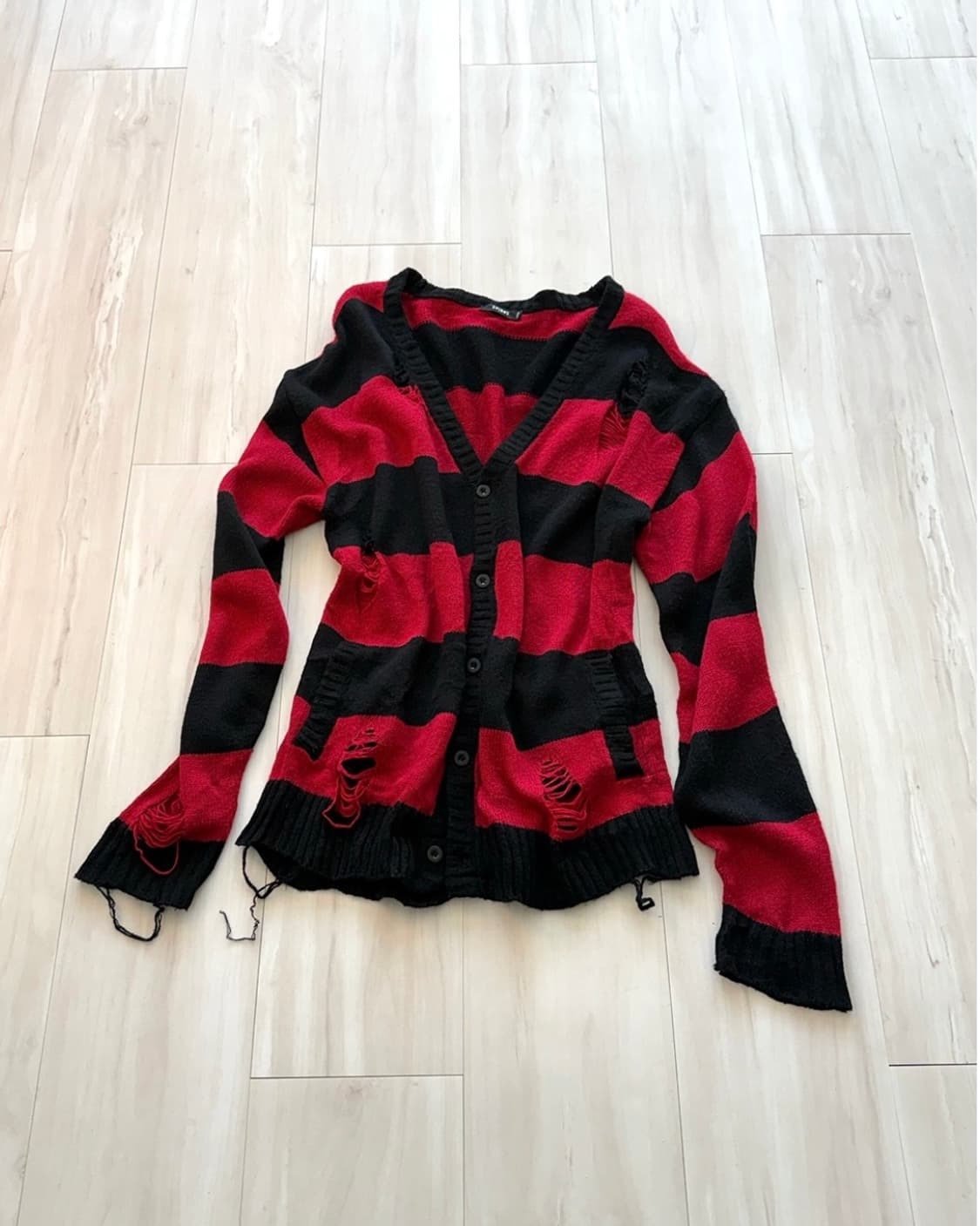 Demage detail black and red stripe cardi 상품이미지1