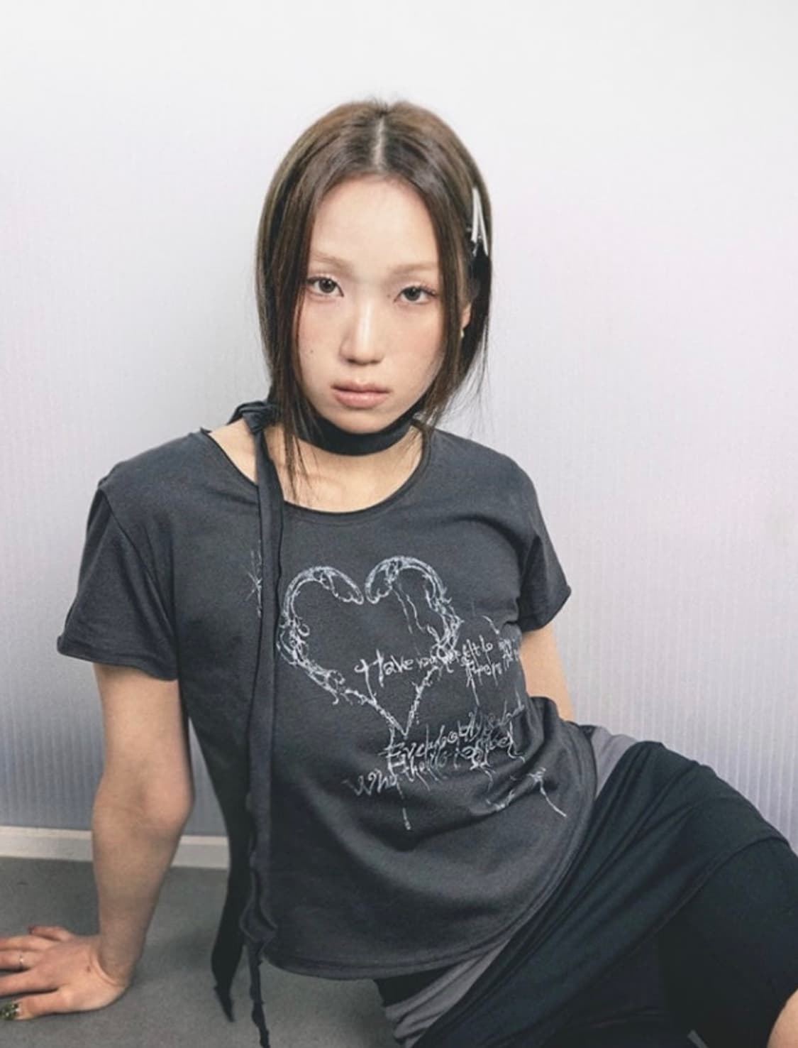 허그유어스킨 하트 오너먼트 스카프 탑 챠콜 상품이미지1