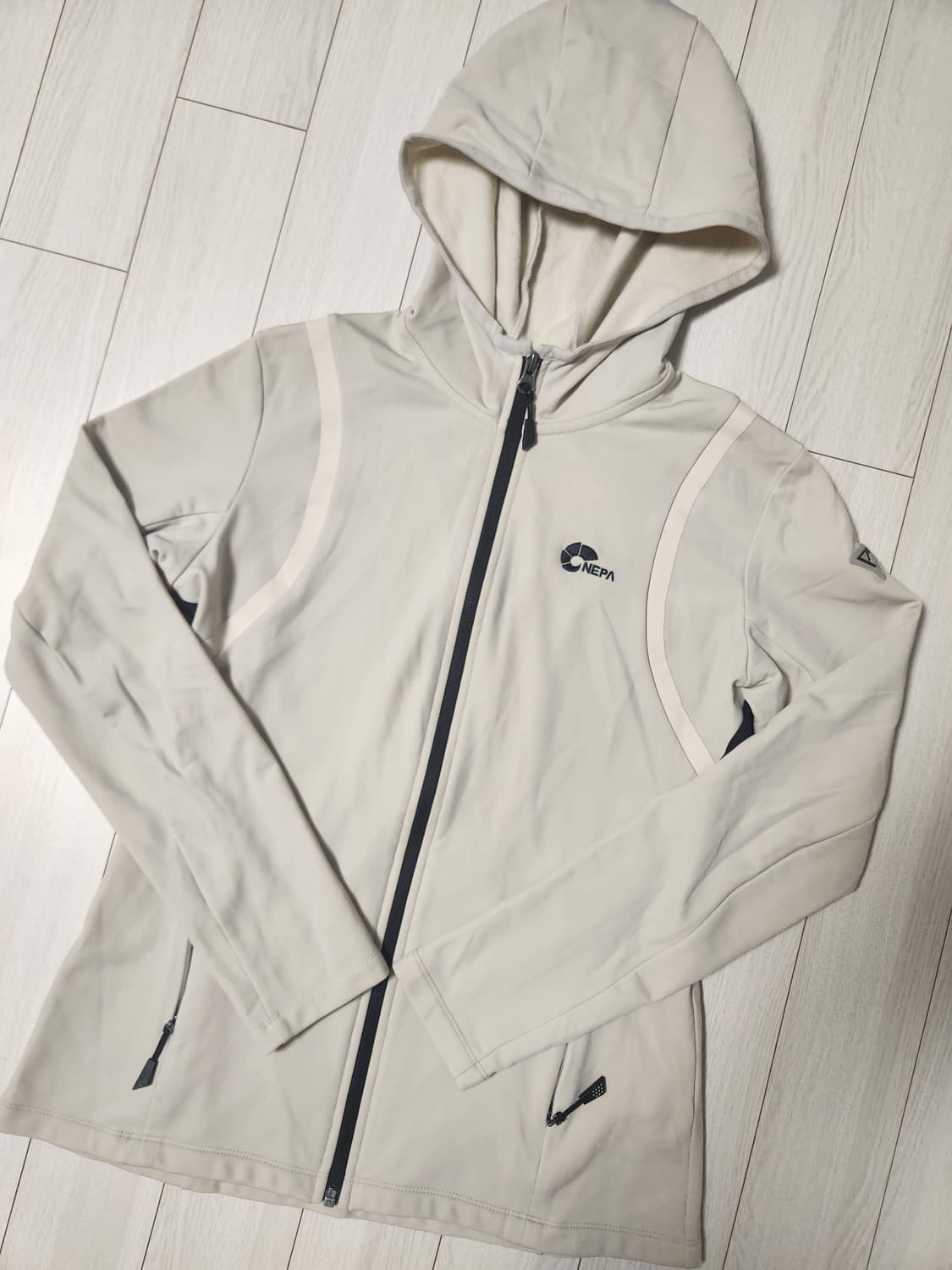 네파 여성 윈드러너 바람막이 자켓 사이즈95 m

오른쪽 소매 뒤에 오염 상품이미지1