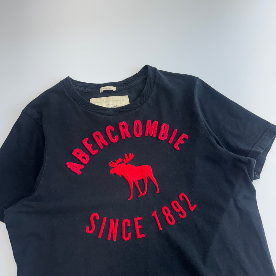 Abercrombie 아베크롬비 레드 스펠아웃로고 블랙 반팔  상품이미지4