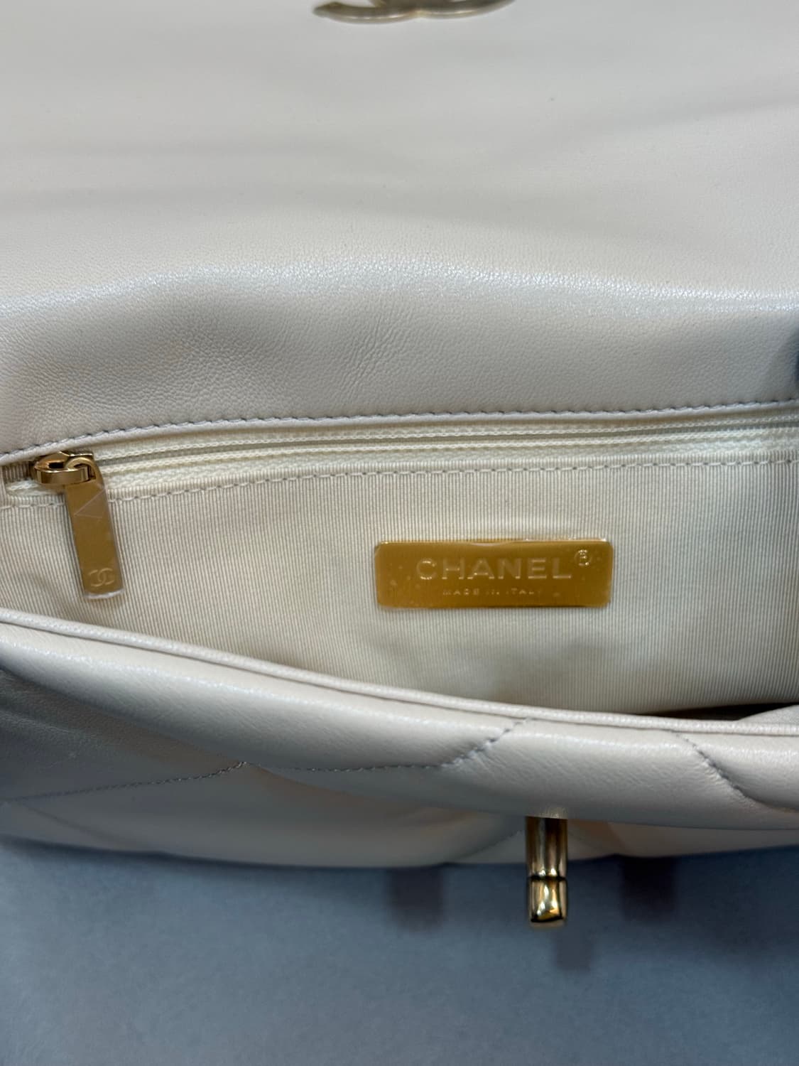 샤넬 19백 30번대 미디움 숄더백 상품이미지10