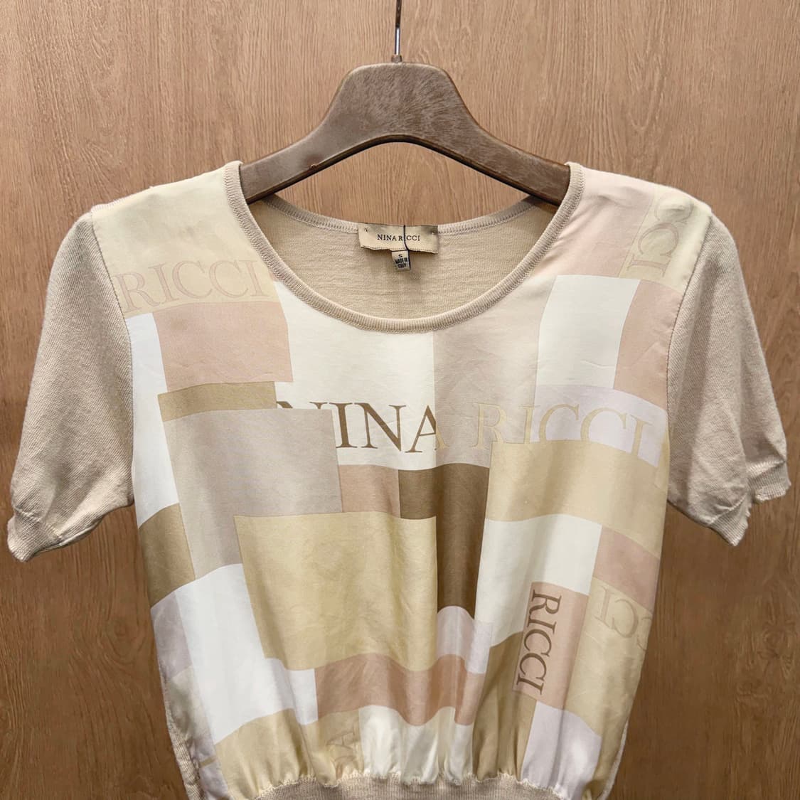 니나리치 반팔 니트 로고 블록 프린팅 밴딩 밑단 디테일 베이지 상품이미지4